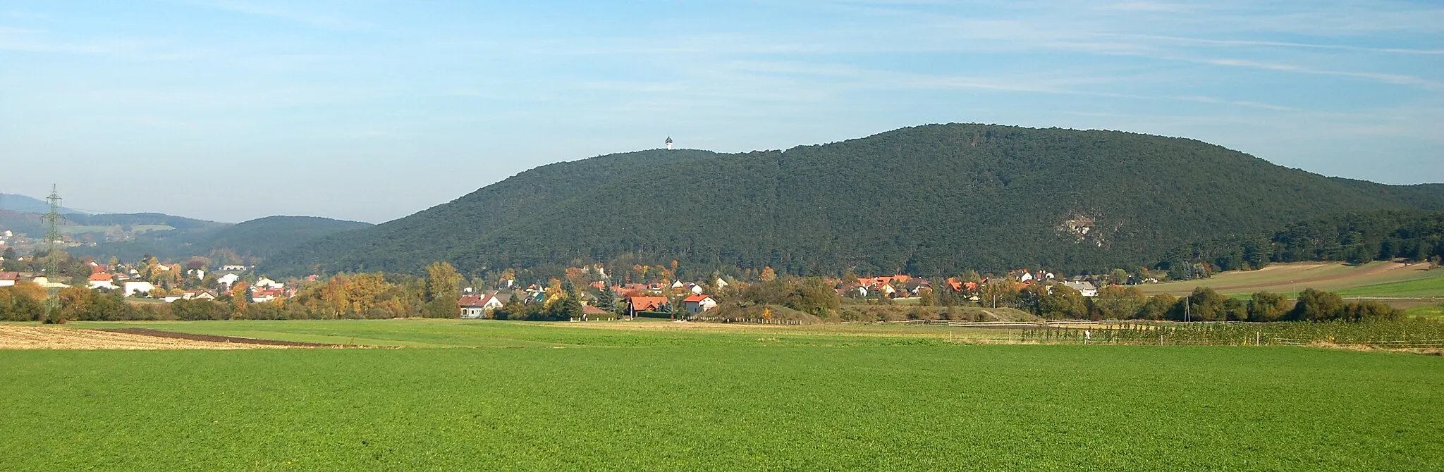 Photo showing: The hill Guglzipf (472m) near Berndorf, Lower Austria, as seen from Grillenberg, Hernstein. On the summit the observation tower Jubiläumswarte.