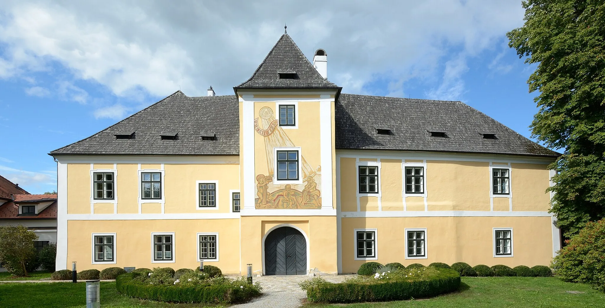 Photo showing: Castle Petzenkirchen, Federal Agency for Water Management, Institute for Land & Water Management Research