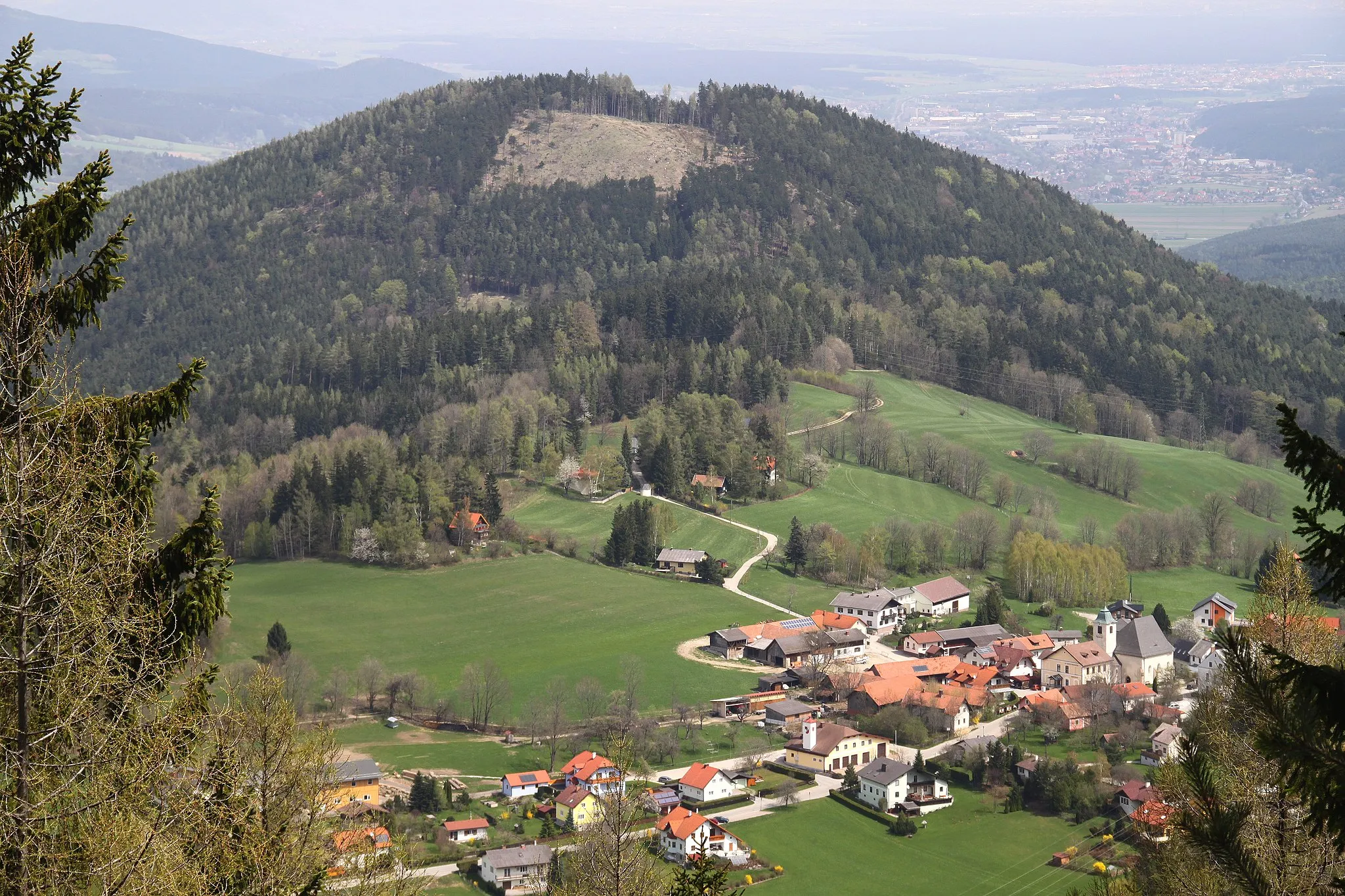 Photo showing: Raach am Hochgebirge und Raachberg von Südwesten