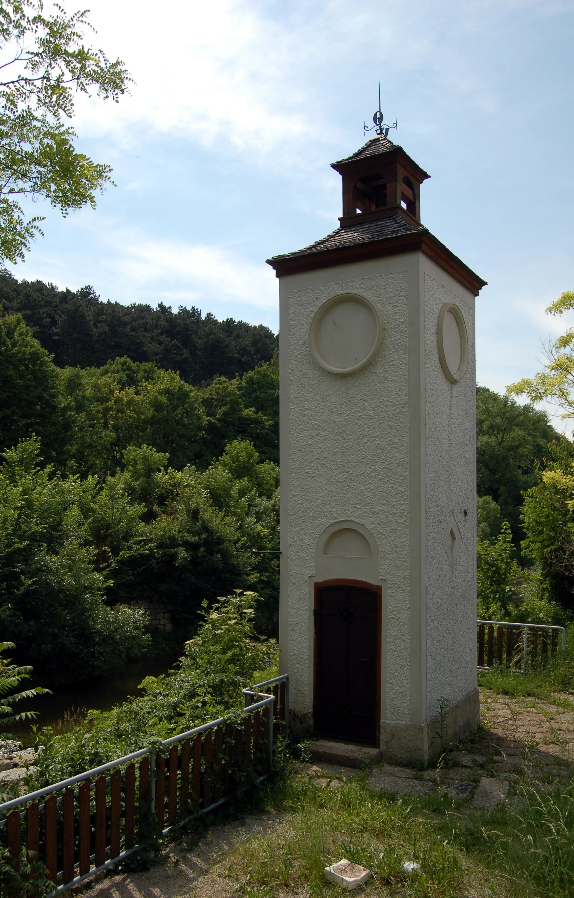 Photo showing: Flood warning tower in St. Veit an der Triesting, built at about 1829, was used as a warning system for the canal leaving river Triesting here. When a flood was coming down the river, the rising water causes a bell in the roof of the tower to ring. Then the weir was opened and the industrial areal of Neufeldt was not flooded.
The tower was renovated in 2004 and is a cultural heritage monument now.