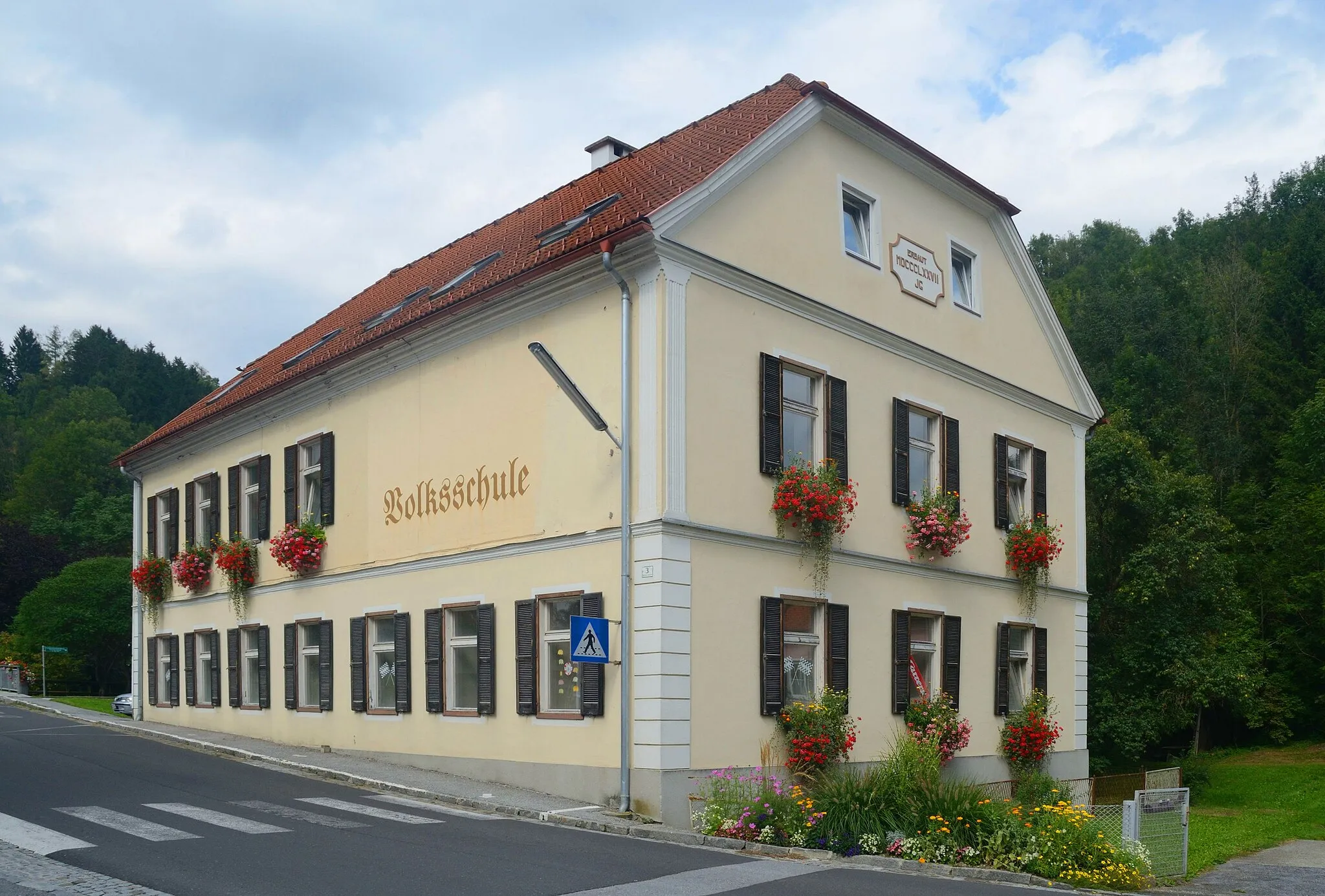 Photo showing: Former primary school in Mönichwald, Styria.