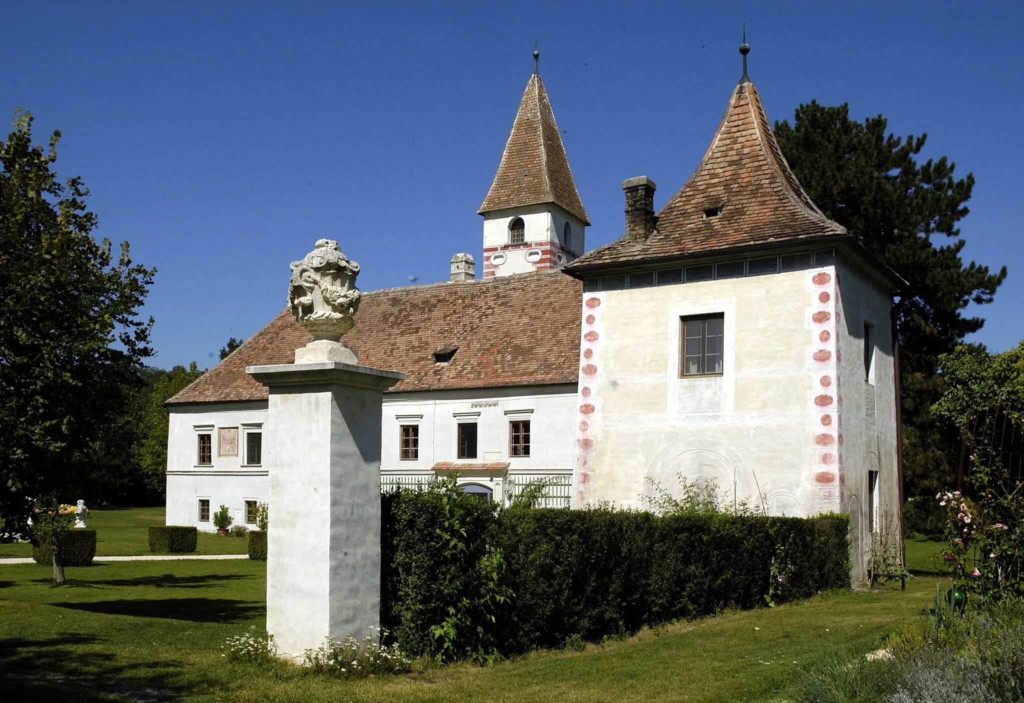 Photo showing: Schloss Limberg /Ensemble Schloss-Stöckl-Torpfeiler