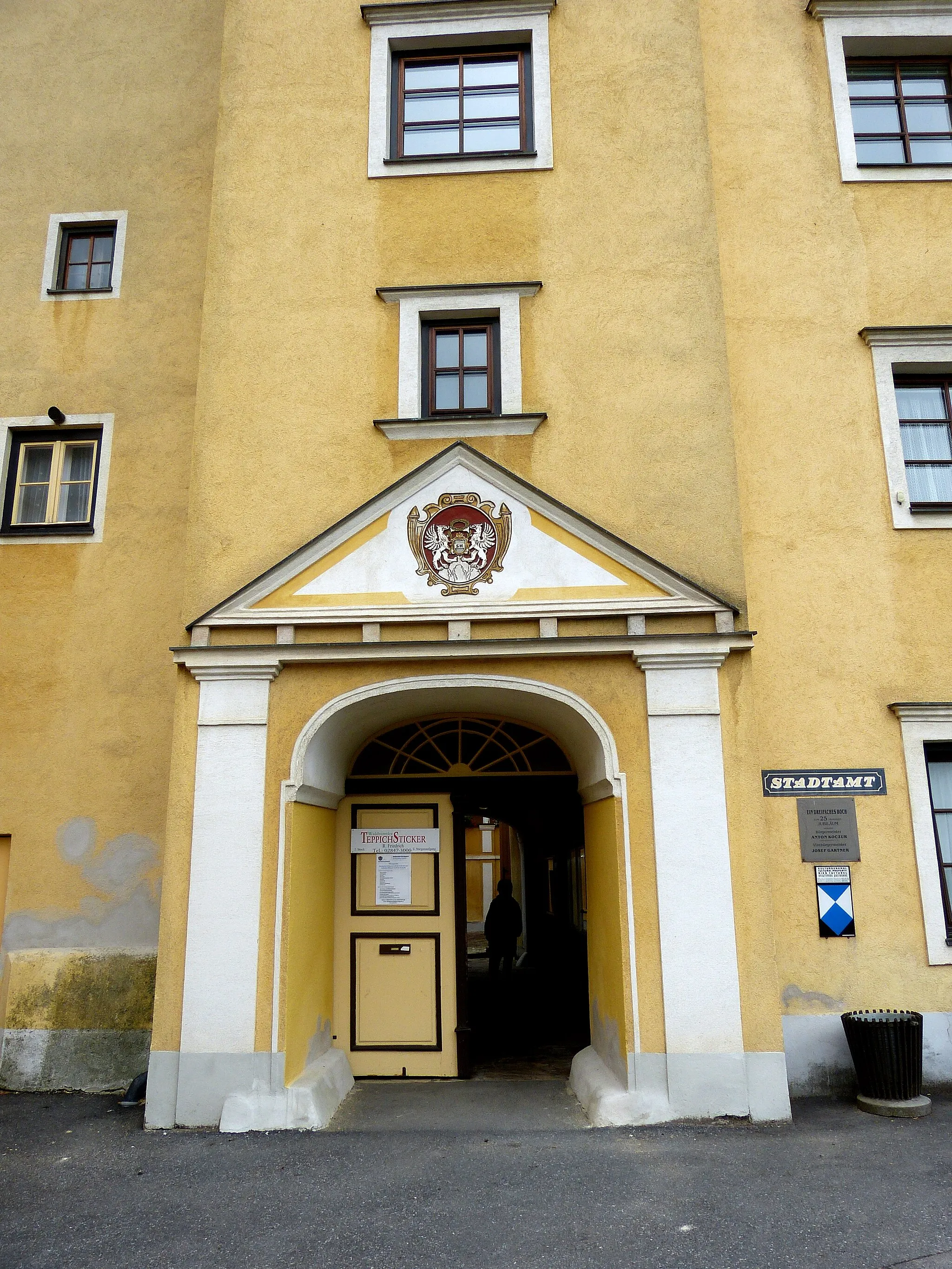 Photo showing: Groß-Siegharts ( Lower Austria ). Castle ( 16th century ) - Portal.