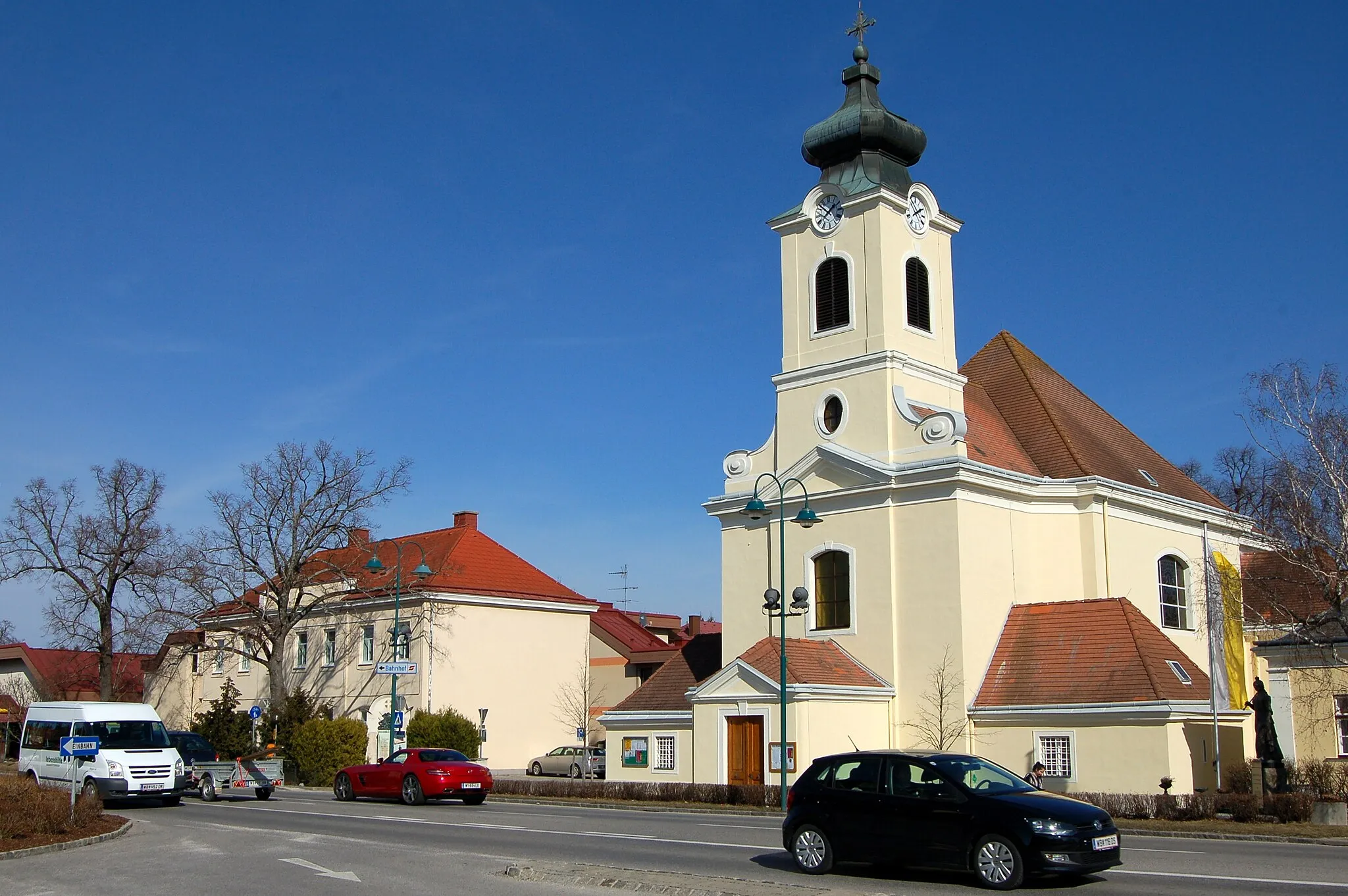 Photo showing: Main square of Theresienfeld, Lower Austria, with Holy Cross parish church and municipal office