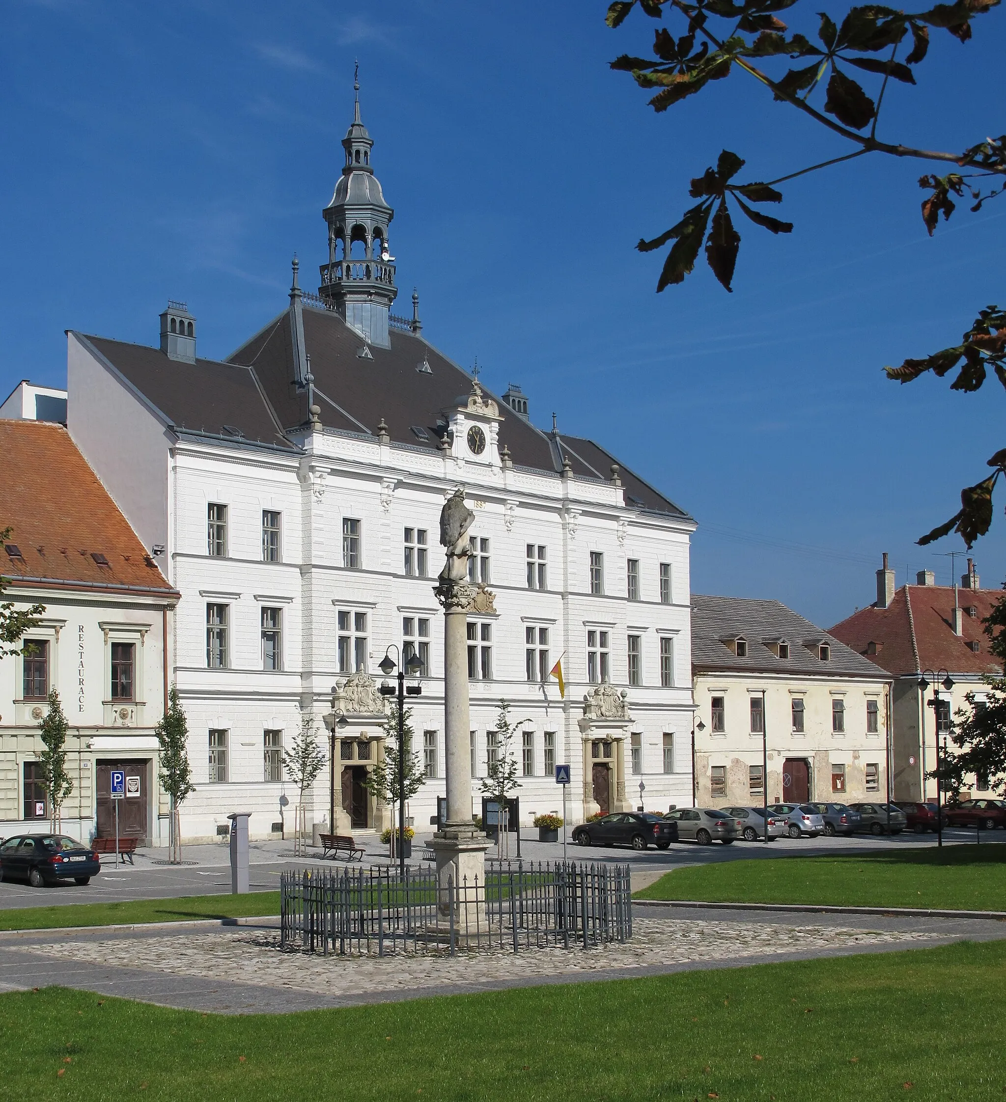 Photo showing: Townhall and column in Valtice, Břeclav District