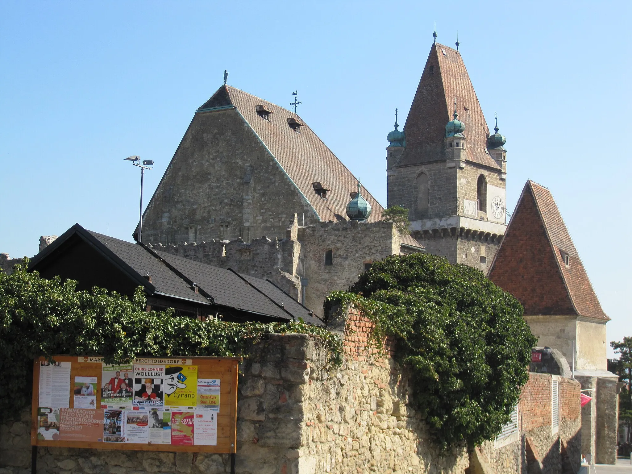 Photo showing: Ehem. landesfürstliche Burg mit Wehranlagen