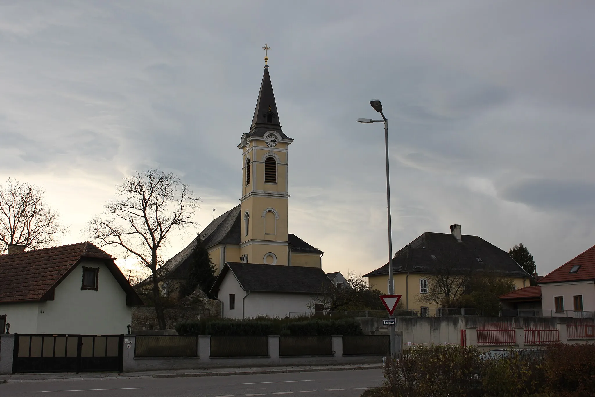 Photo showing: Nikolauskirche (Lanzenkirchen), rechts davon, Pfarrhof