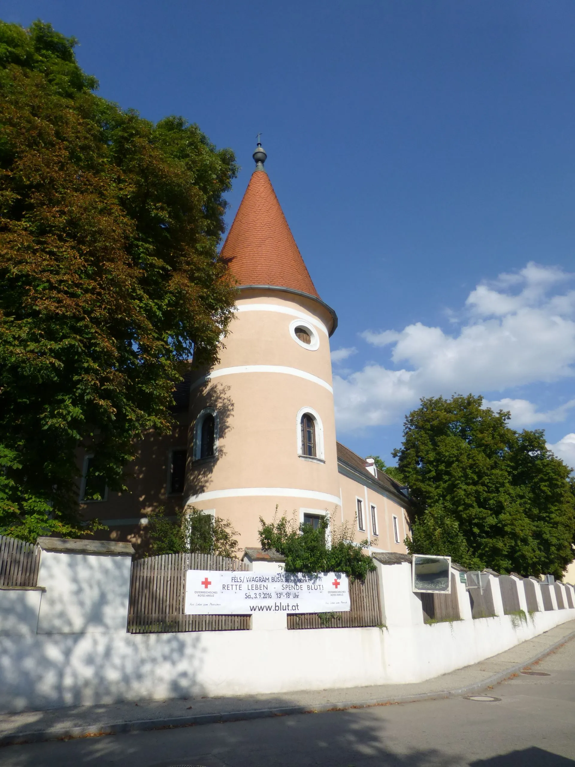 Photo showing: Corner tower of the mansion in Fels am Wagram, Weinviertel, District of Tulln, Lower Austria.