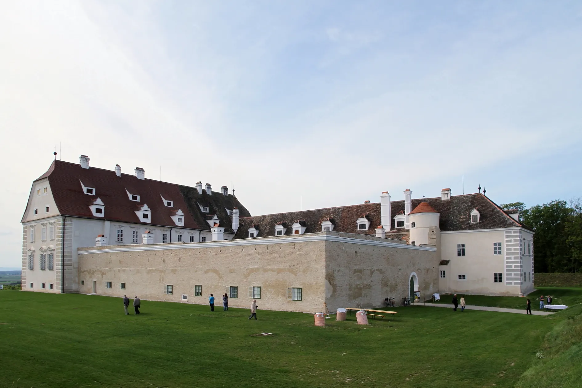 Photo showing: Nordostansicht des Schlosses Juliusburg, auch als Schloss Stetteldorf bezeichnet, in der niederösterreichischen Marktgemeinde Stetteldorf am Wagram.