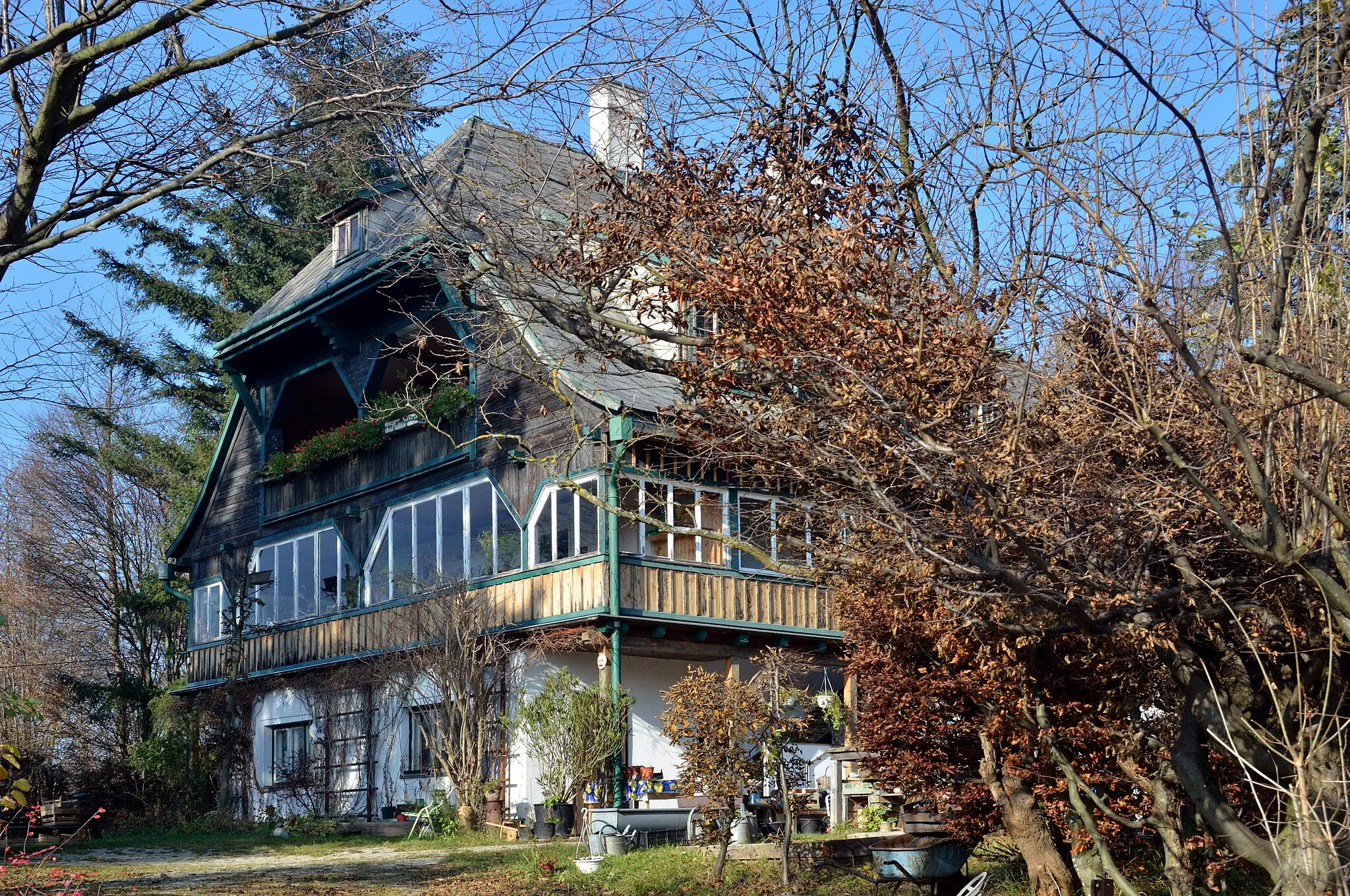 Photo showing: The residential buildings in Ranzenbach, municipality of Klausen-Leopoldsdorf, Lower Austria, have been built in 1928/29 as part of a colonie and are all now protected as cultural heritage monuments.