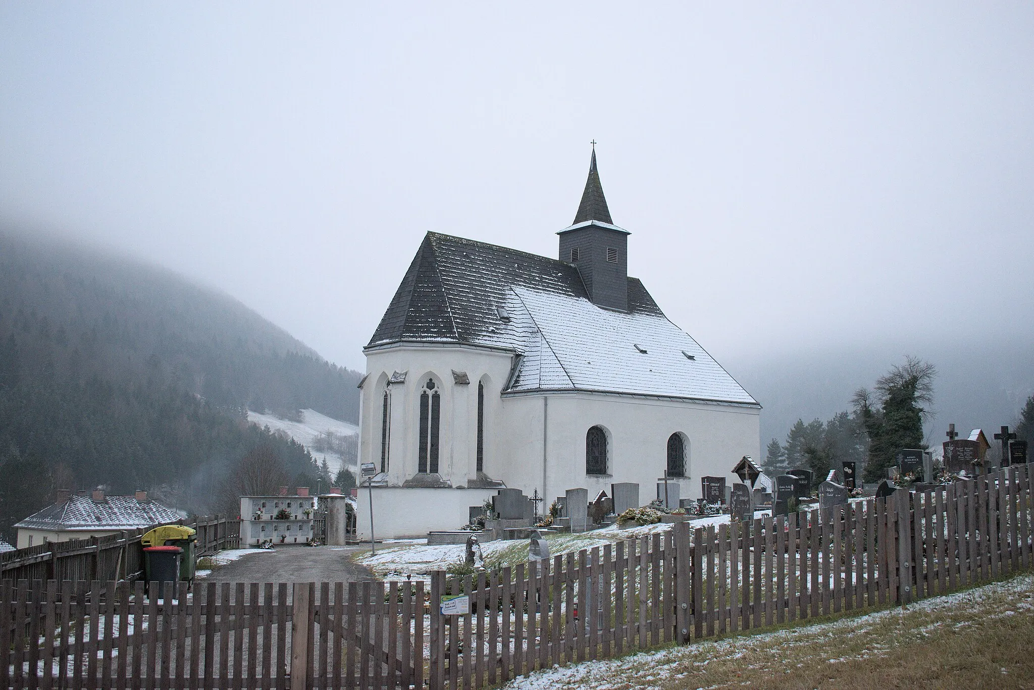 Photo showing: Die Pfarrkirche der Gemeinde Kleinzell in Niederösterreich an einem nebeligen Tag.