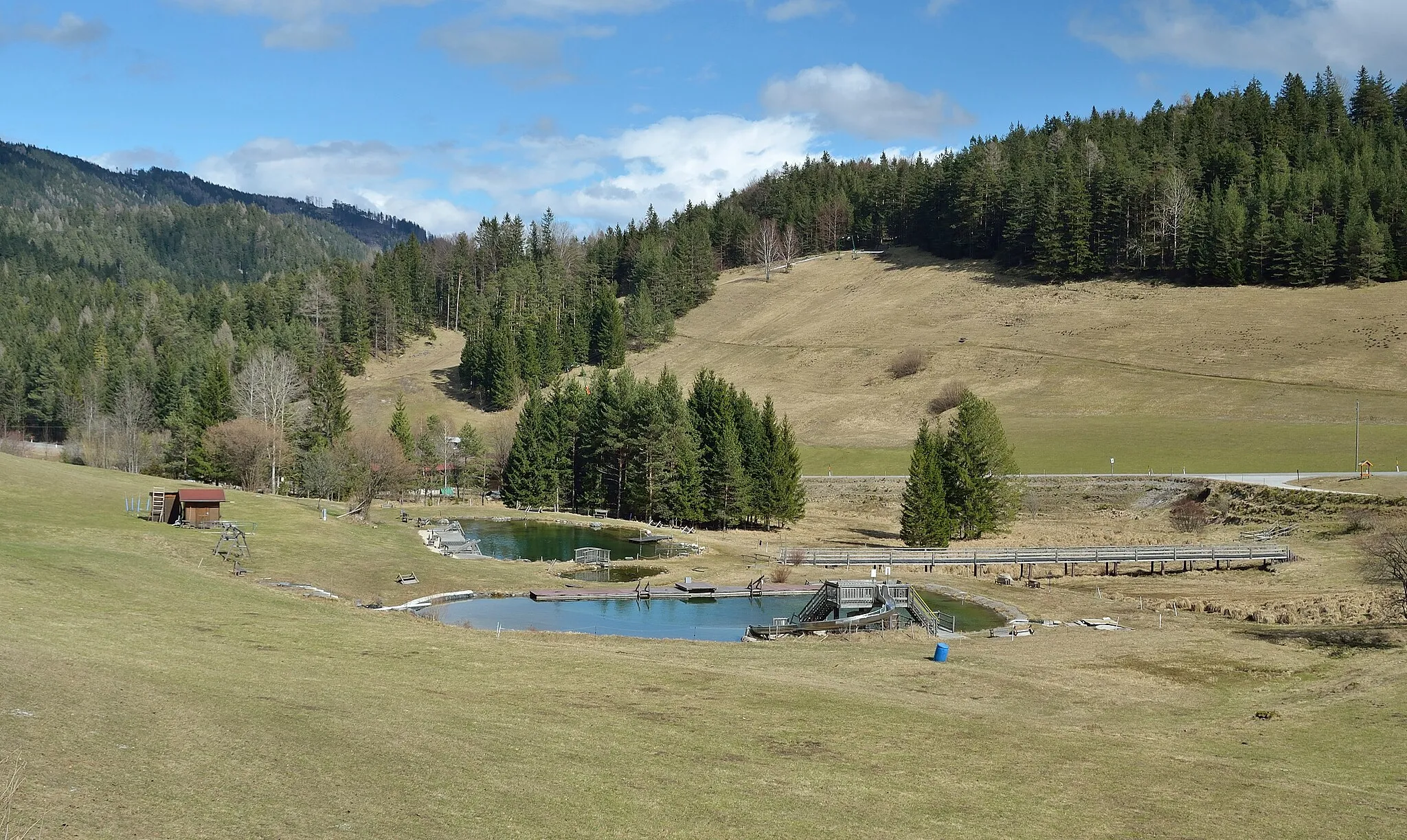 Photo showing: Zum Gasthaus Kalte Kuchl gehören auch die beiden Naturbadeteiche.