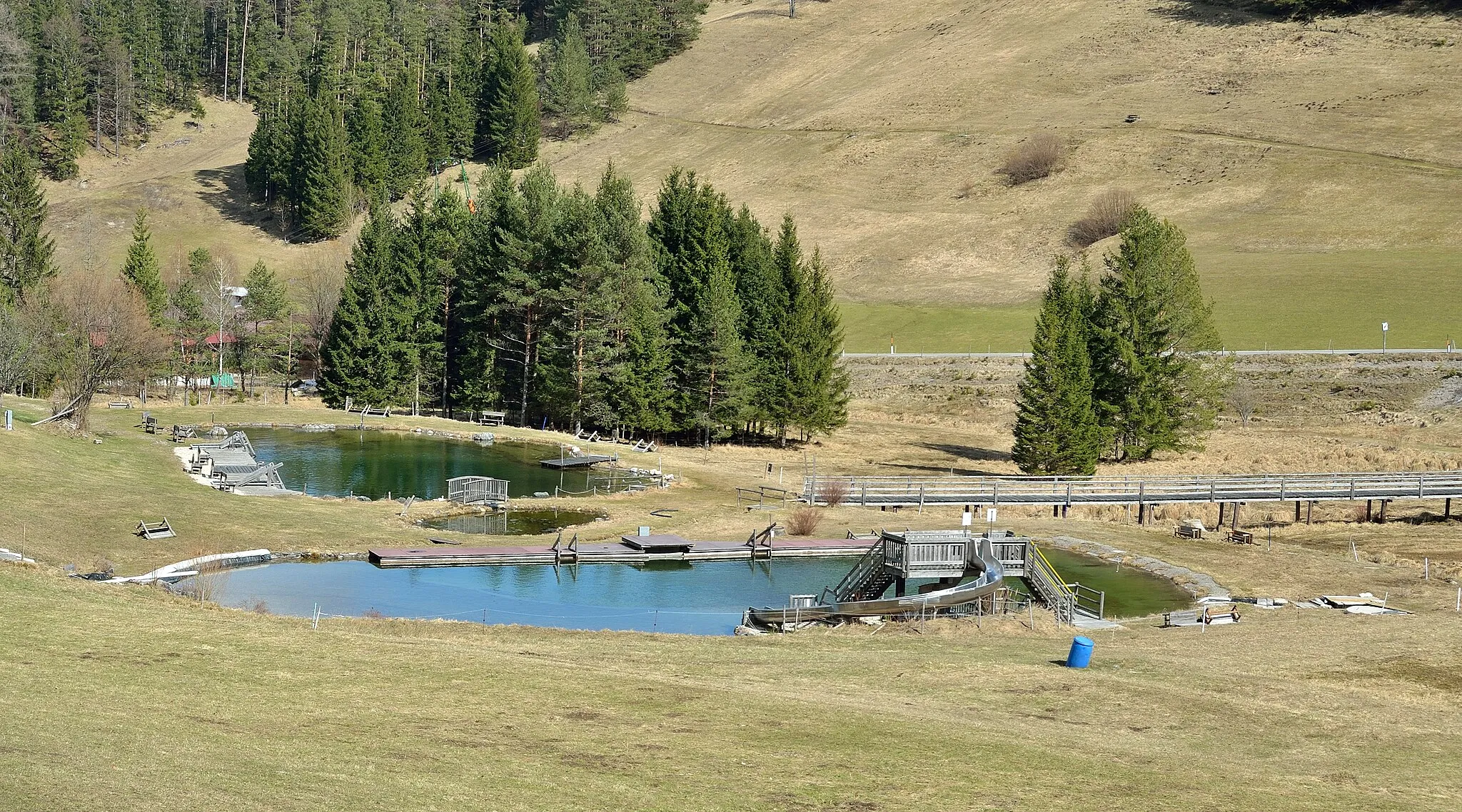 Photo showing: Zum Gasthaus Kalte Kuchl gehören auch die beiden Naturbadeteiche.