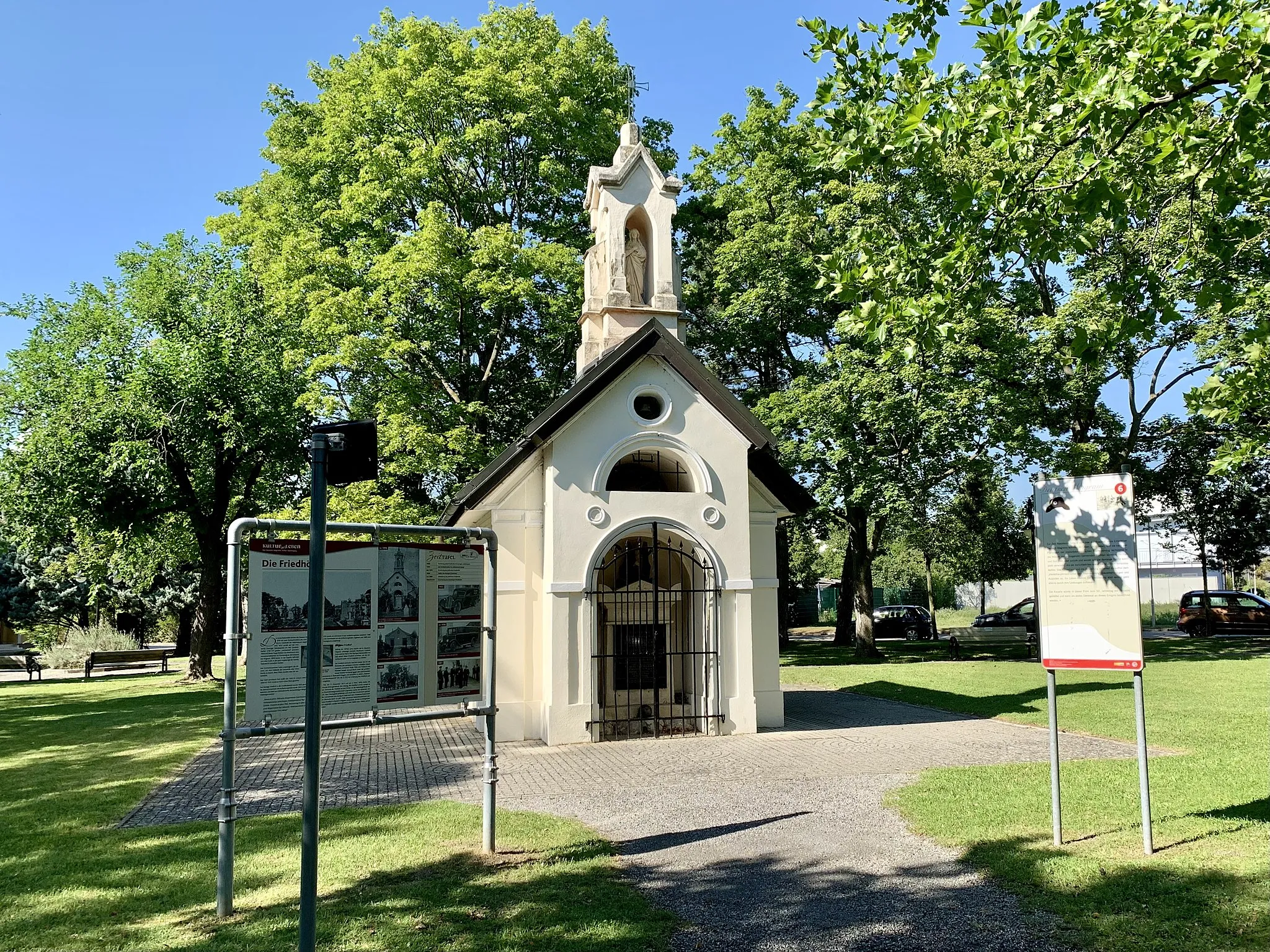 Photo showing: Am ehemaligen Deutsch-Wagramer Friedhof, dem heutigen Sahulka-Park, befindet sich die erste Gedenkstätte an das Kriegsjahr 1809. Die Monumentalkapelle ist ein kleiner Bau mit Spitzbogenfenster. Sie wurde 1859 erbaut, von Baron Hugo Freiherr von Tkalcsevich – dem Sohn eines in der Schlacht bei Wagram gefallenen Offiziers – gestiftet und fungierte als Familiengruft, in der zehn Angehörige der Familie Tkalcsevich bestattet wurden.