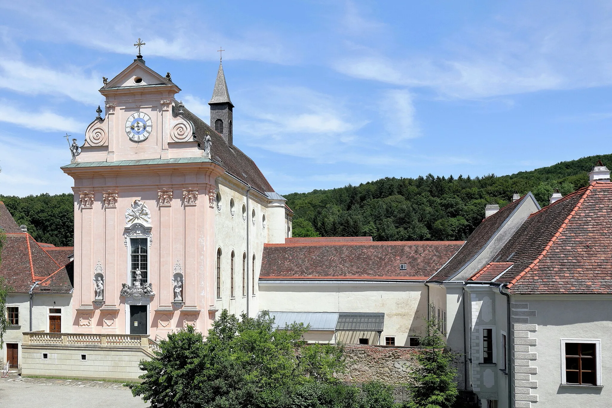 Photo showing: Links die Klosterkirche und rechts der Prälatenhof der Kartause in der niederösterreichischen Marktgemeinde Mauerbach. Die Kartause wurde um 1315 durch Herzog Friedrich den Schönen gestiftet und 1782 durch Kaiser Joseph II. geschlossen. Die Klosterkirche wurde ab etwa 1616 neu gebaut, 1683 zerstört und nachher wieder instandgesetzt.