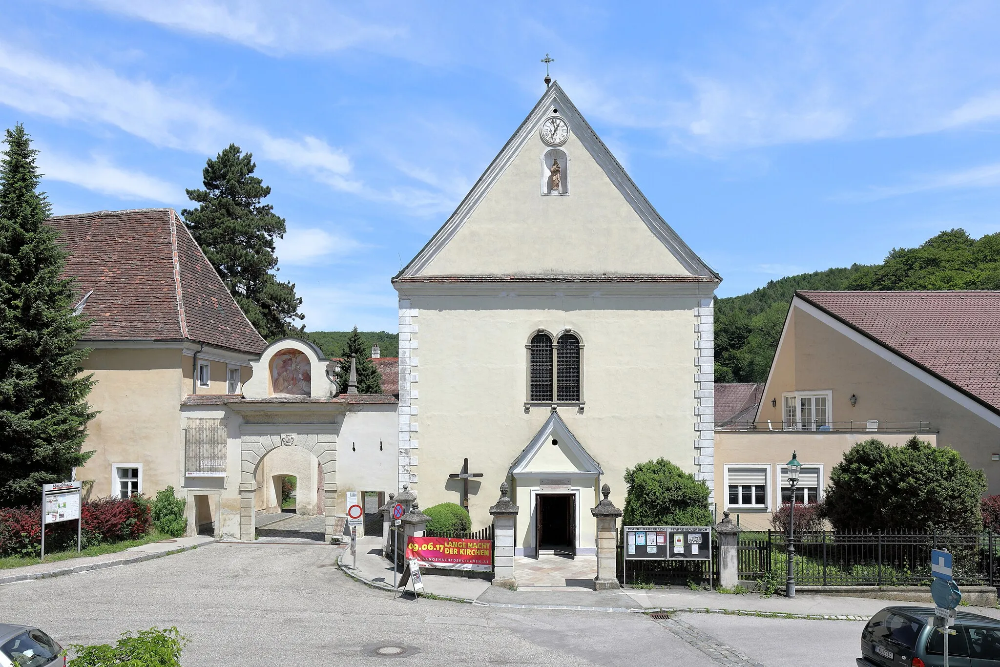 Photo showing: Die röm.-kath. Pfarrkirche Maria Himmelfahrt der niederösterreichischen Marktgemeinde Mauerbach und links die Prima Porta der ehemaligen Kartause Mauerbach. Die Pfarrkirche war ursprünglich die Marienkapelle der Kartause und wurde 1645 geweiht.