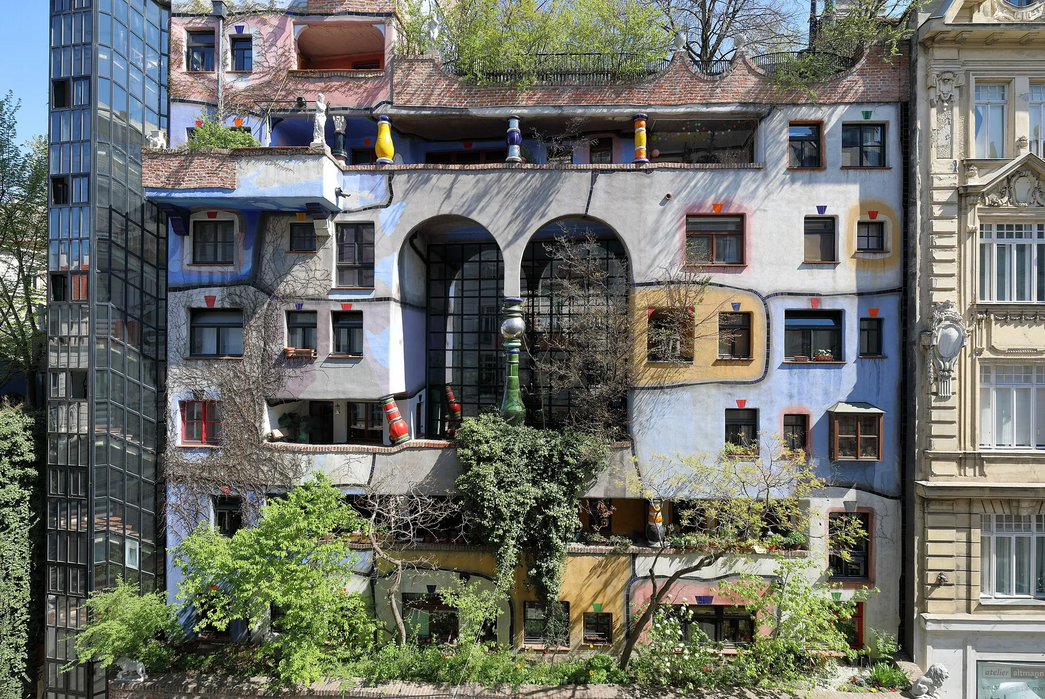 Photo showing: Die Fassade des Hundertwasserhauses in der Löwengasse im 3. Wiener Gemeindebezirk Landstraße. Die Wohnhausanlage der Gemeinde Wien mit 50 Wohneinheiten wurde als Ökohaus an der Ecke Kegelgasse/Löwengasse von 1983 bis 1985 errichtet. Entworfen wurde sie von dem Künstler Friedensreich Hundertwasser, anfangs in Zusammenarbeit mit dem Architekten Josef Krawina. Nach dem Zerwürfnis Hundertwasser mit dem Architekten Krawina, wurde die Wohnhausanlage mit dem Architekten Peter Pelikan fertiggestellt.