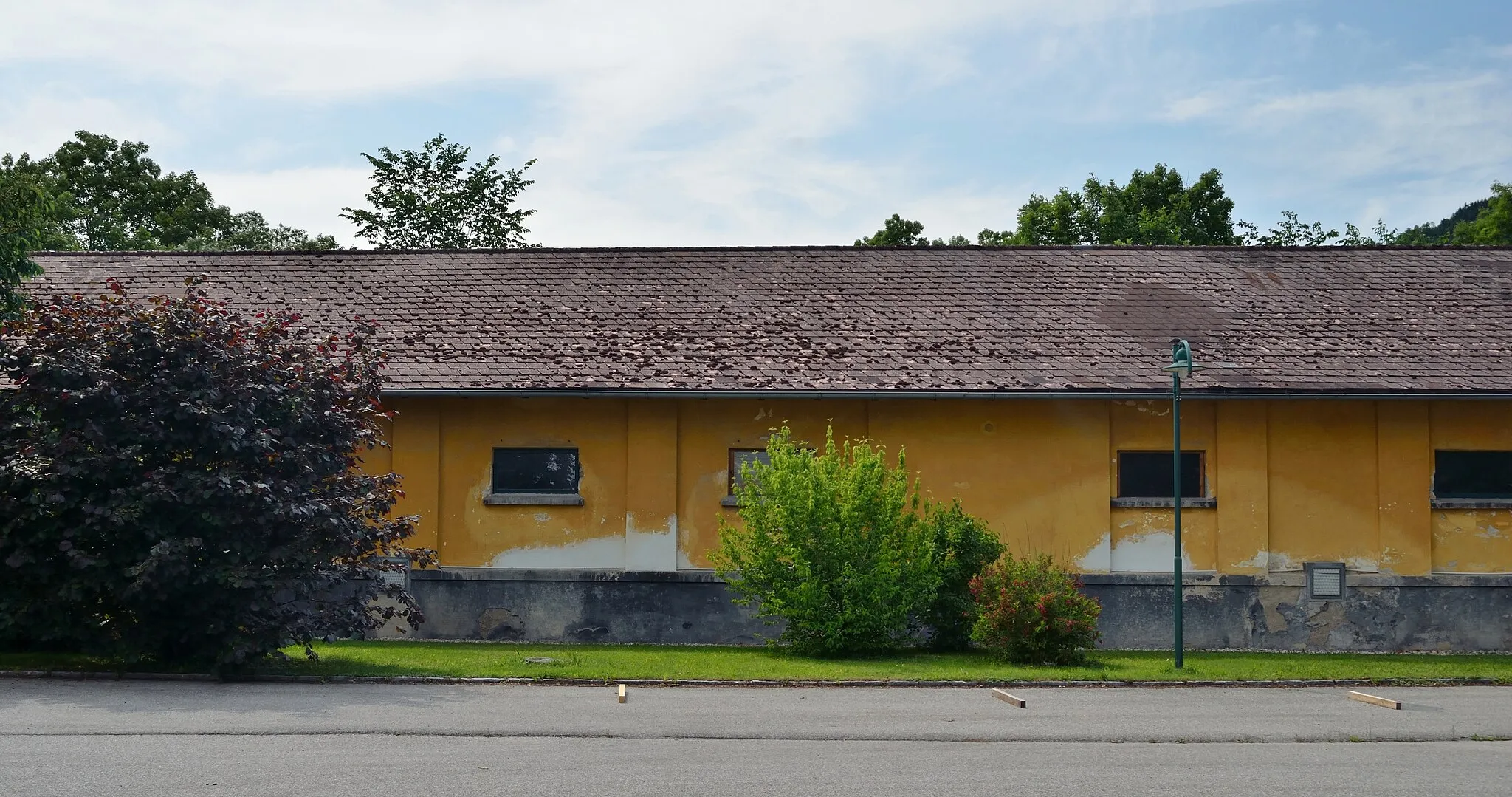 Photo showing: Former federal horse stable Perwarth, municipality of Randegg, Lower Austria, is protected as a cultural heritage monument.