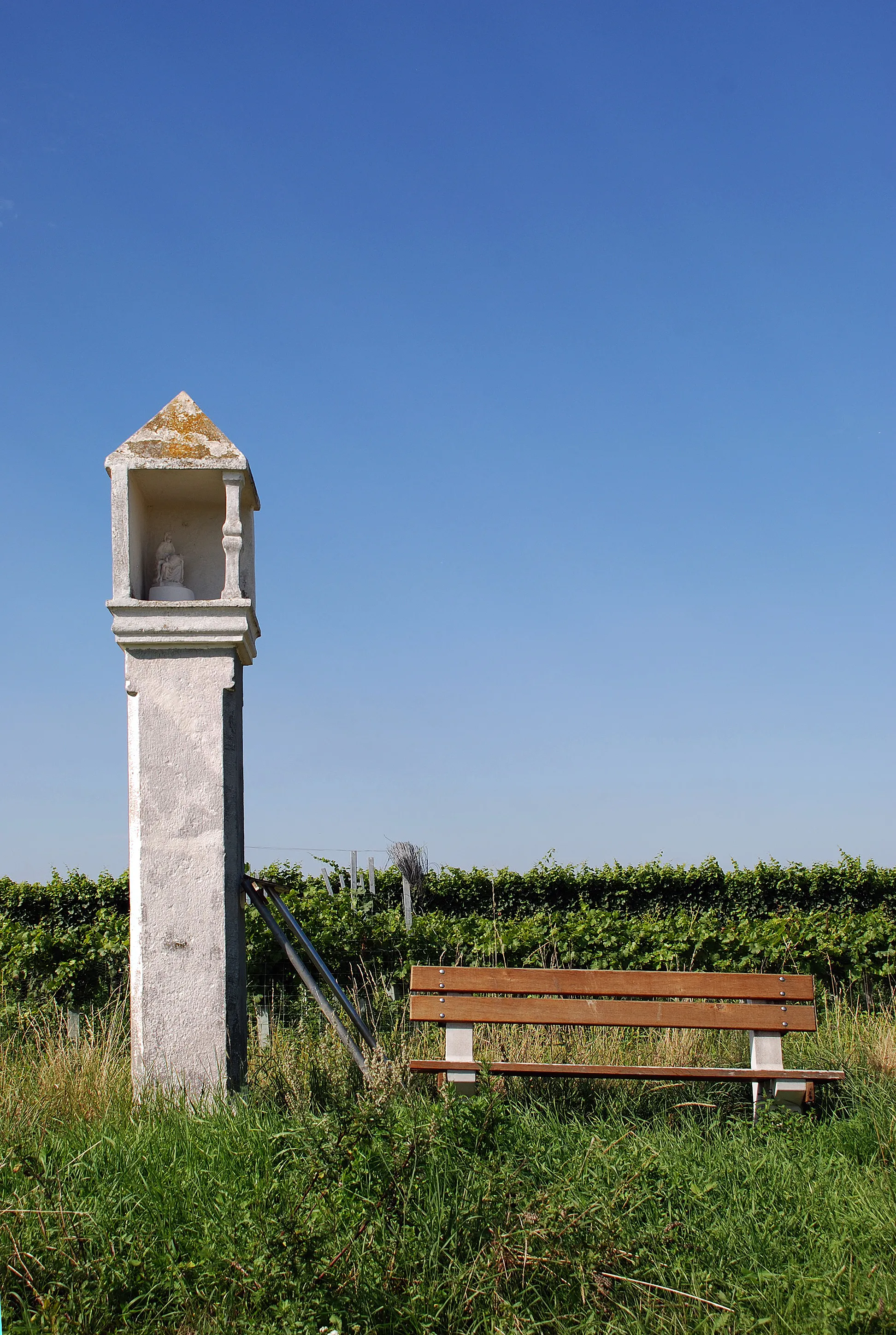 Photo showing: Sigleß, Burgenland, Österreich: Olramkreuz (Bildstock im Osten der Gemeinde): Sicht vom Süden

This media shows the protected monument with the number 18935 in Austria. (Commons, de, Wikidata)