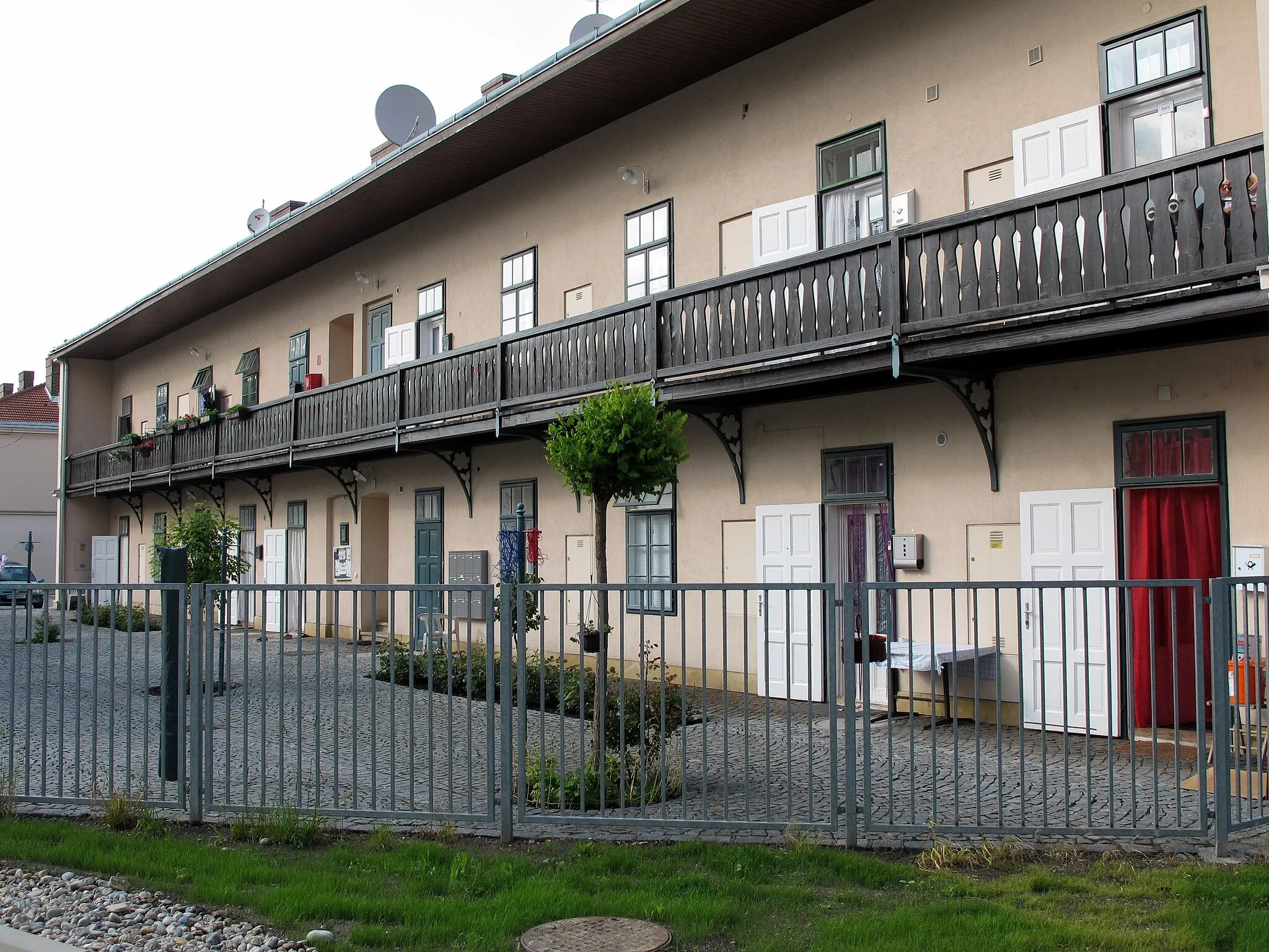 Photo showing: Former working class neighborhood in Marienthal Gramatneusiedl / District Wien-Umgebung / Lower Austria / Austria / EU, where Paul Lazarsfeld's study The unemployed of Marienthal conducted. The apartments were not on a staircase, but from the outside on a balcony (Pawlatschen) available. On the roof there are satellite dishes. The settlement was restored several years ago.