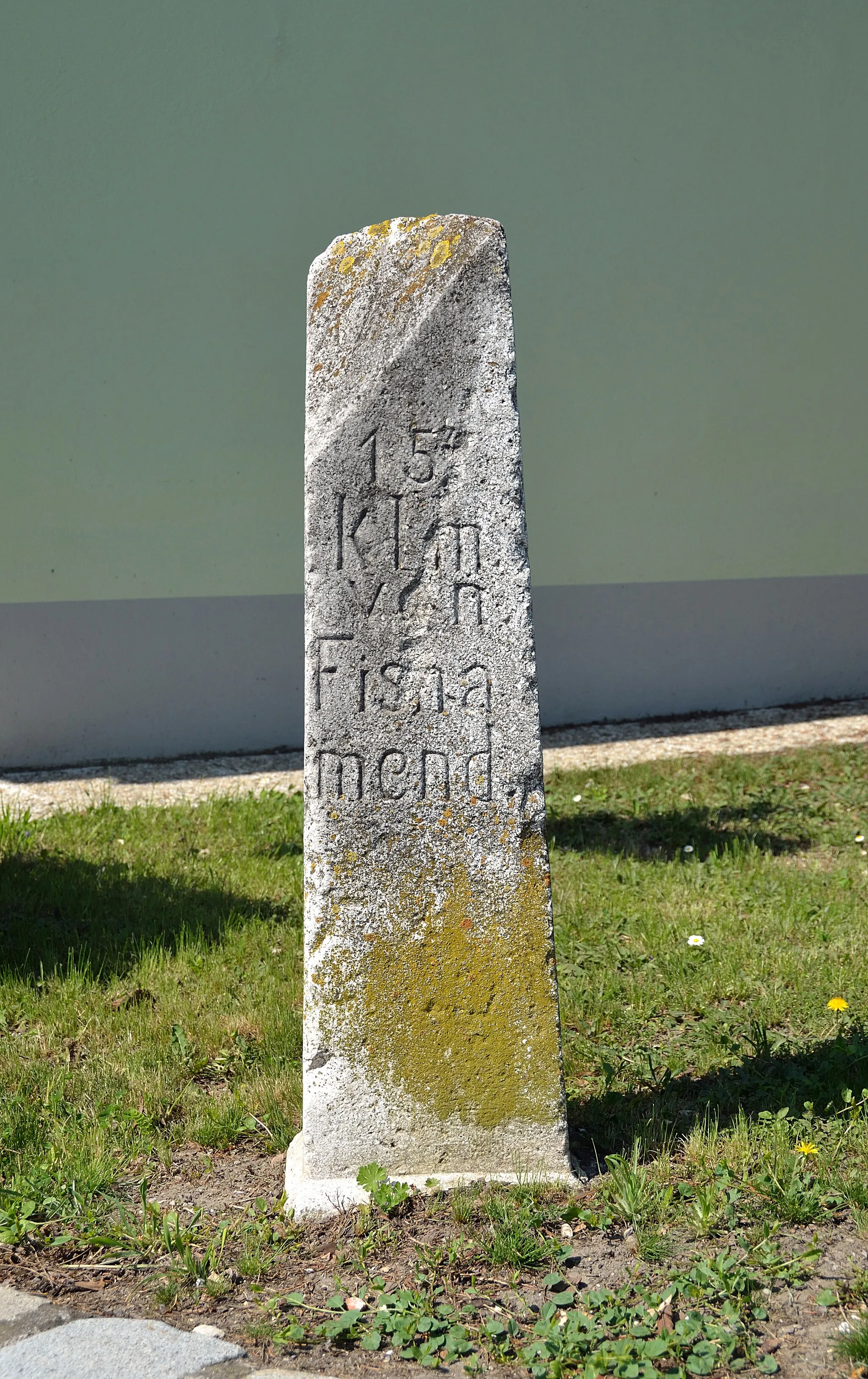 Photo showing: Kilometer stone at Gramatneusiedl, Lower Austria. 15 km to Fischamend.