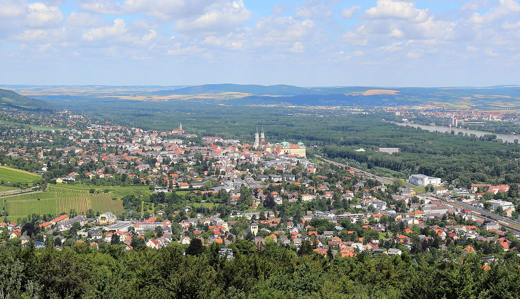 Photo showing: Südansicht der niederösterreichischen Stadt Klosterneuburg. Rechts im Hintergrund die Donau und die Stadt Korneuburg.