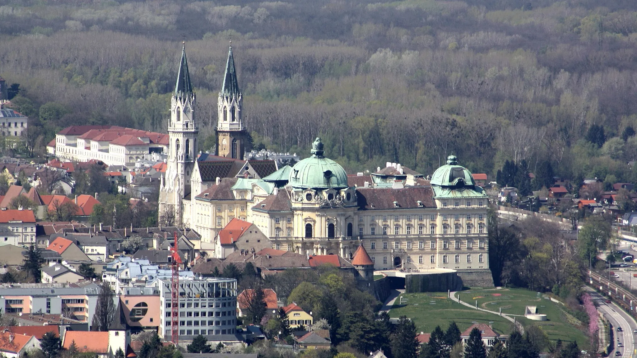 Photo showing: Stift Klosterneuburg, aufgenommen vom Leopoldsberg aus.