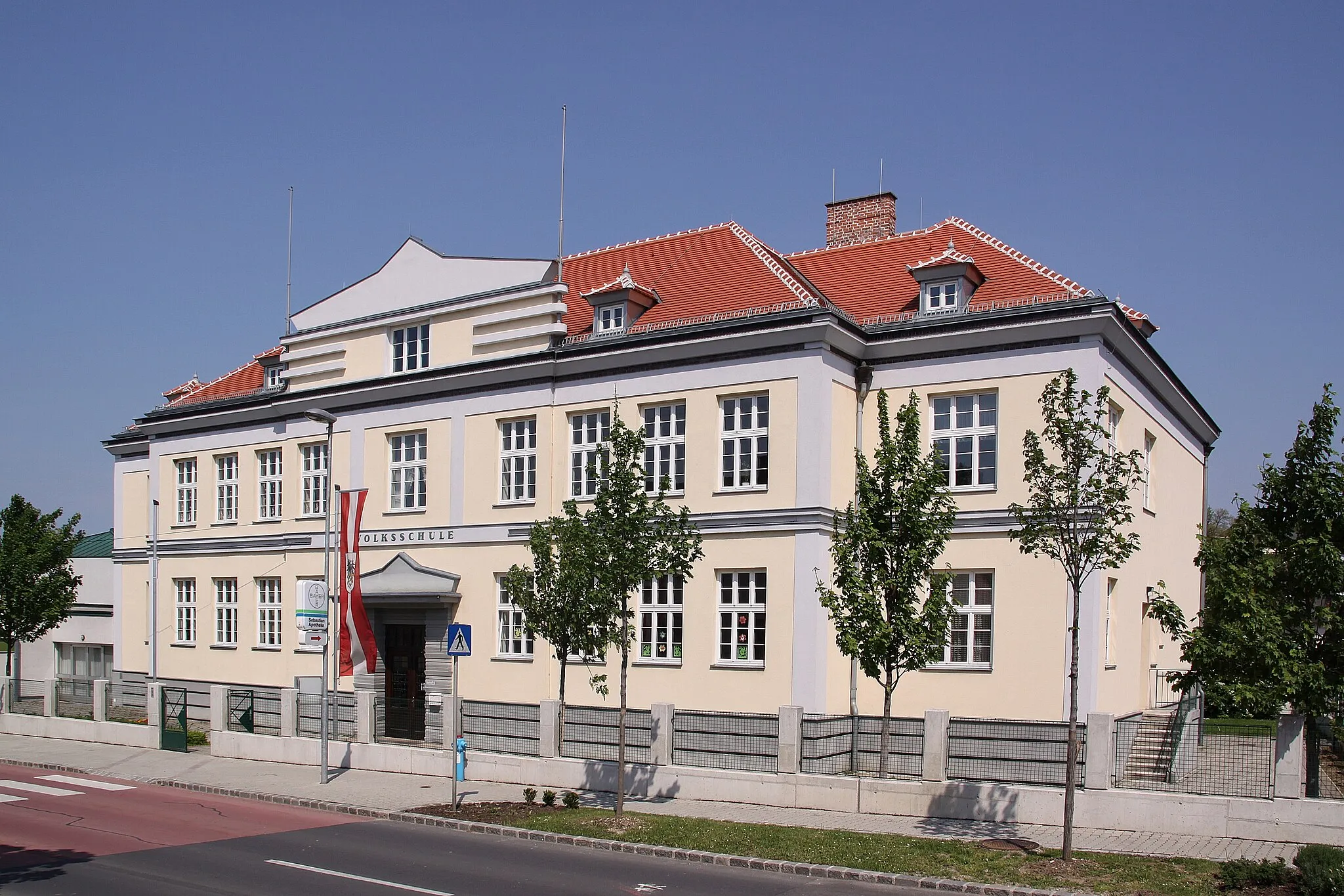 Photo showing: Rohrbach bei Mattersburg - Volksschule

This media shows the protected monument with the number 20529 in Austria. (Commons, de, Wikidata)

(denkmalgeschützt)