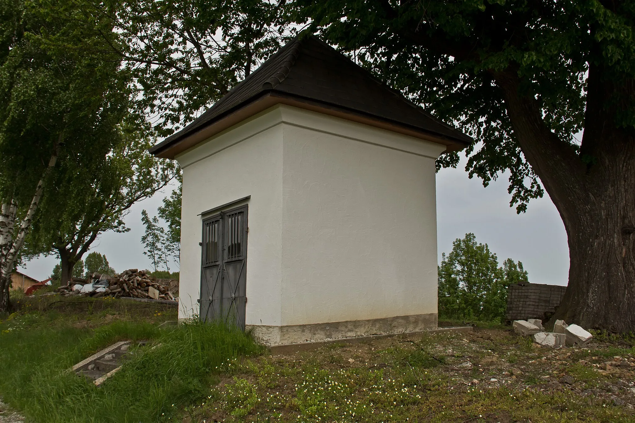 Photo showing: Schlichte Kapelle mit quadratischem Grundriss und Pyramidendach. Engel und Putten aus der ersten Hälfte des 18. Jahrhunderts; spätbarocke Figur des Jesuskindes Ende 18./Anfang 19. Jahrhundert.