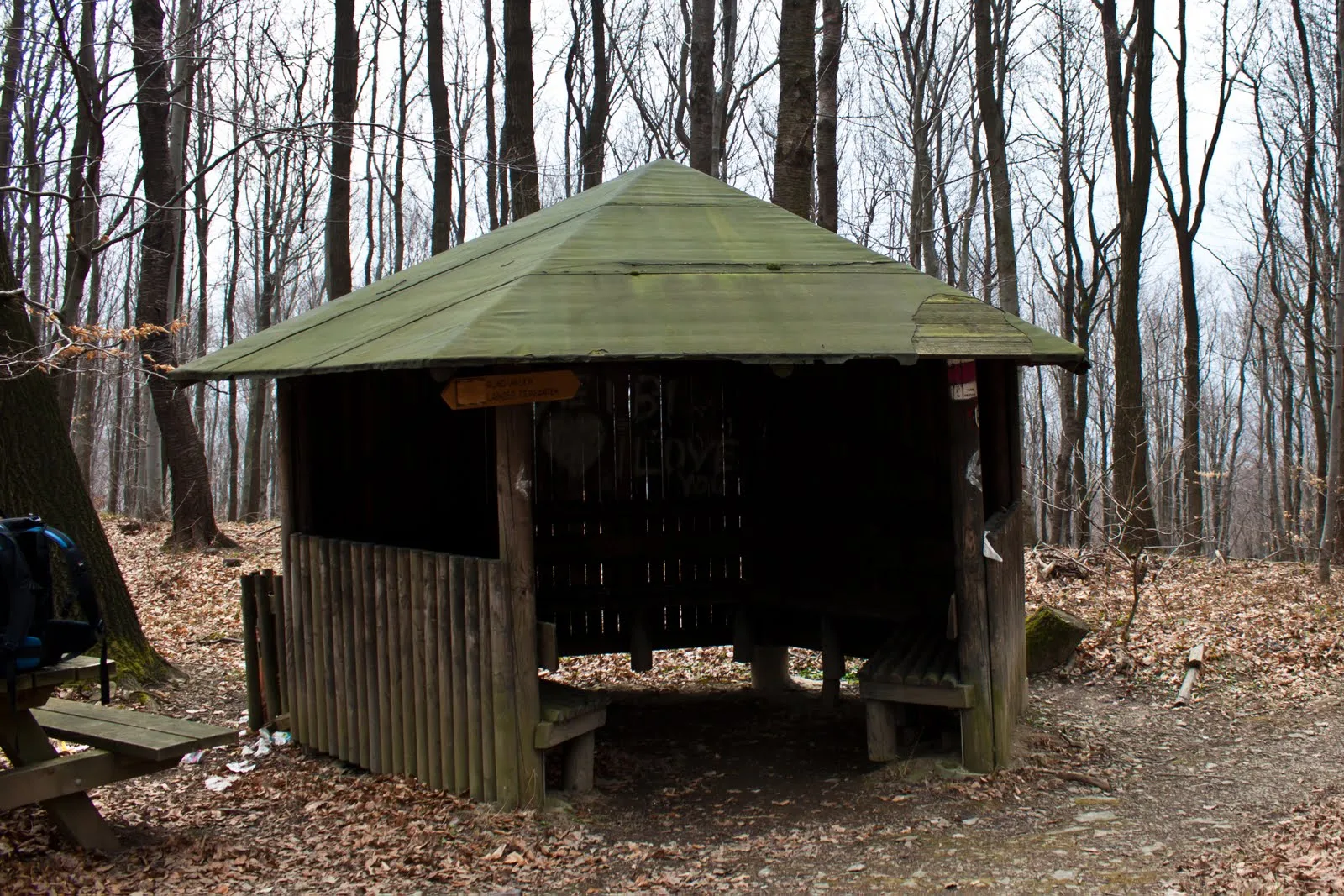 Photo showing: Unterstand am höchsten Punkt (515m) des von Laab im Walde nach Purkersdorf führenden Laabersteigs, östlich des Gipfels Laabersteigberg (530m)