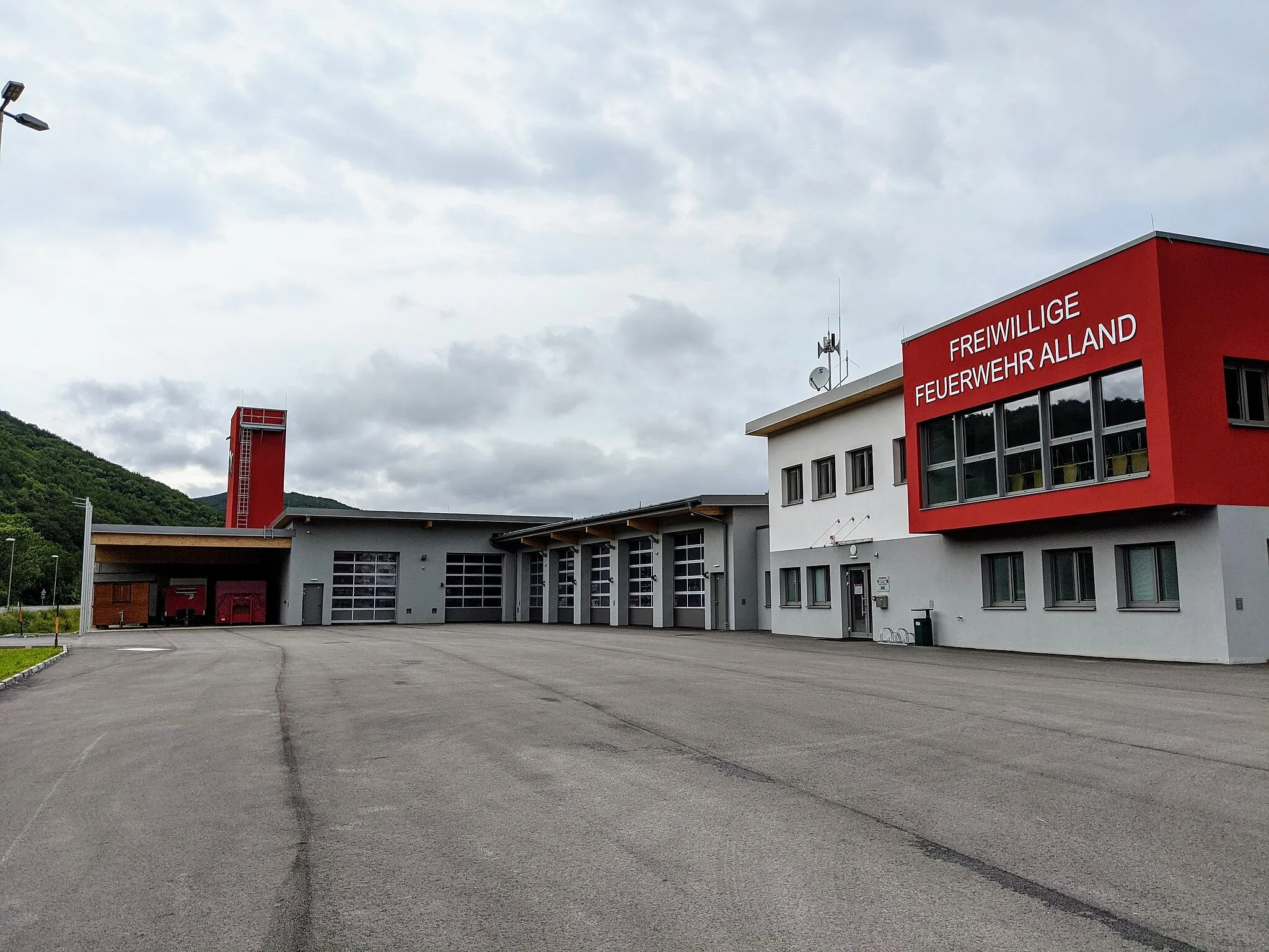 Photo showing: The newly built fire station on Klausenstrasse 671, 2534 Alland.