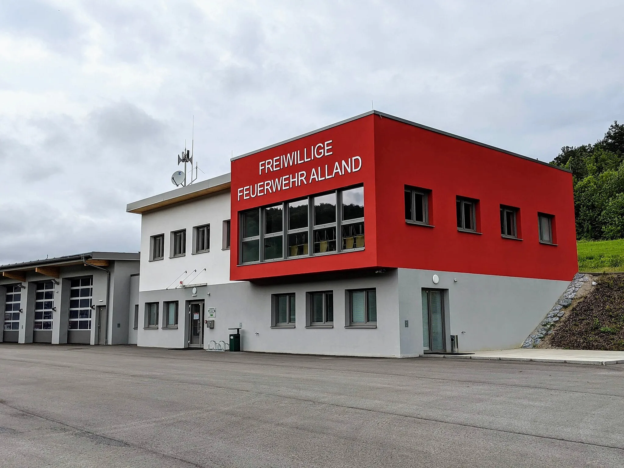 Photo showing: The newly built fire station on Klausenstrasse 671, 2534 Alland.