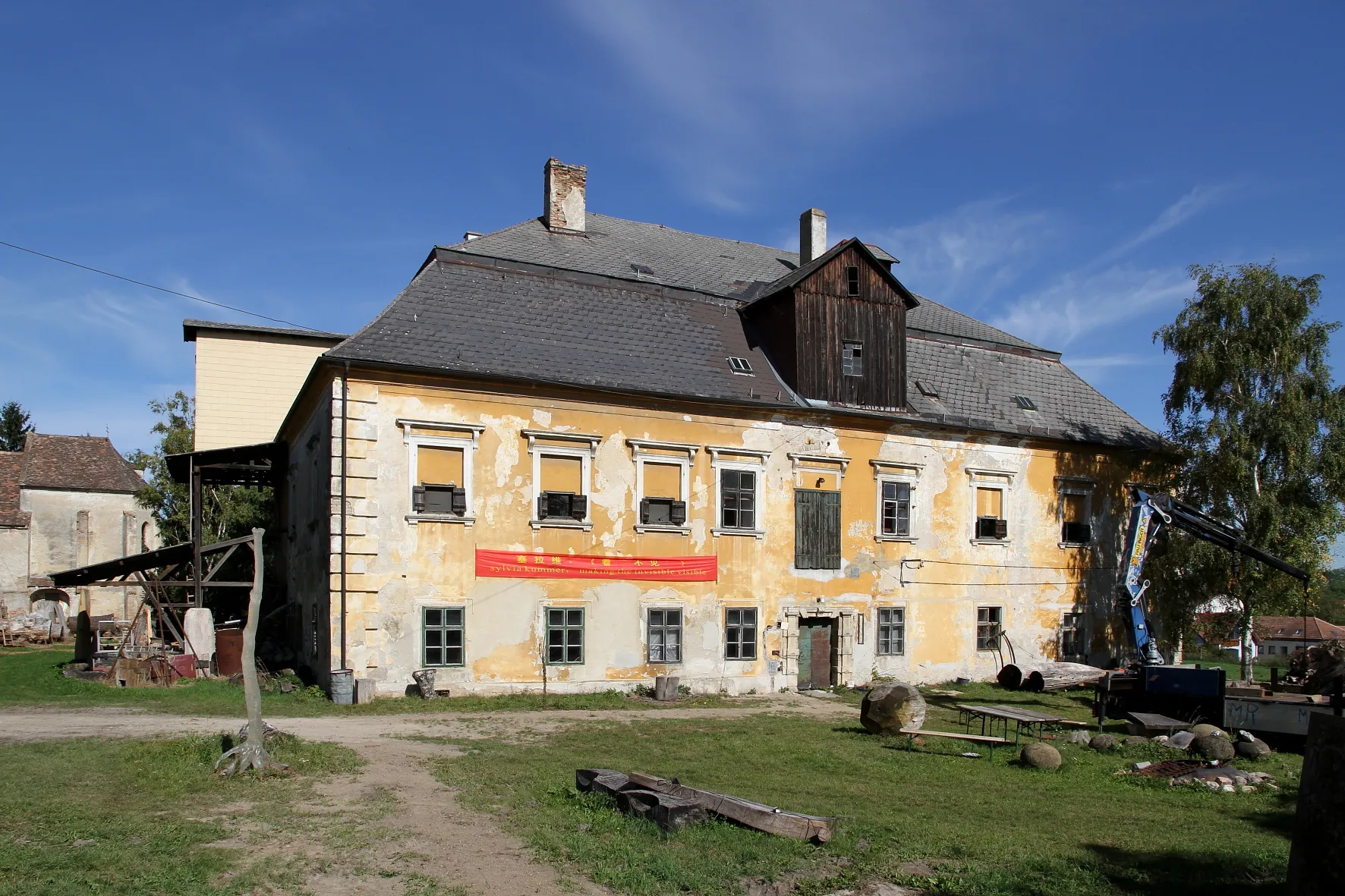 Photo showing: Das dem Verfall preisgegebene Schloss Wolfpassing, auch als Hardeggerhof und Haghof bezeichnet, in der niederösterreichischen Gemeinde Hausleiten.