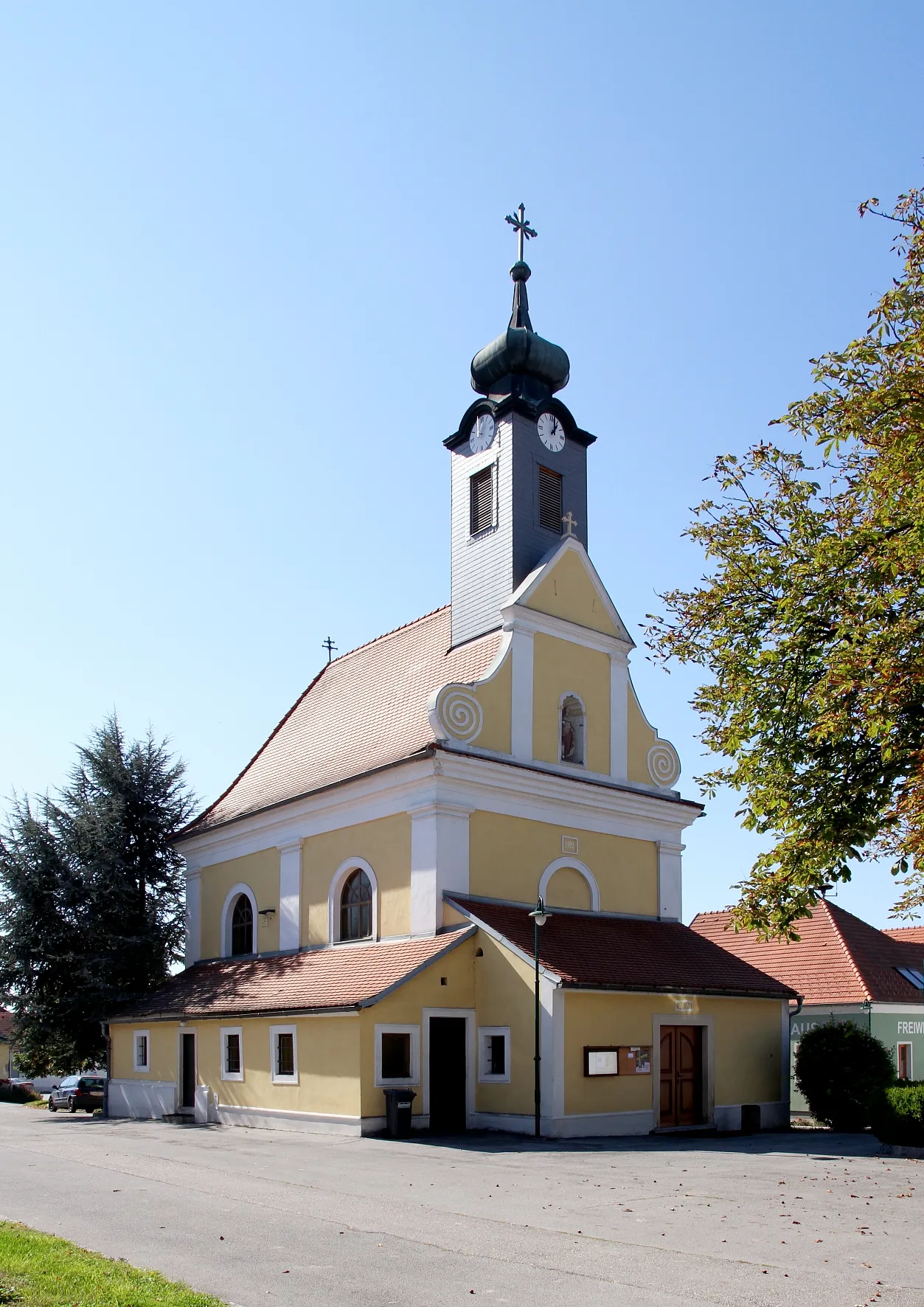 Photo showing: Die katholische Filialkirche hl. Barbara in Pettendorf, eine Ortschaft in der niederösterreichischen Gemeinde Hausleiten.