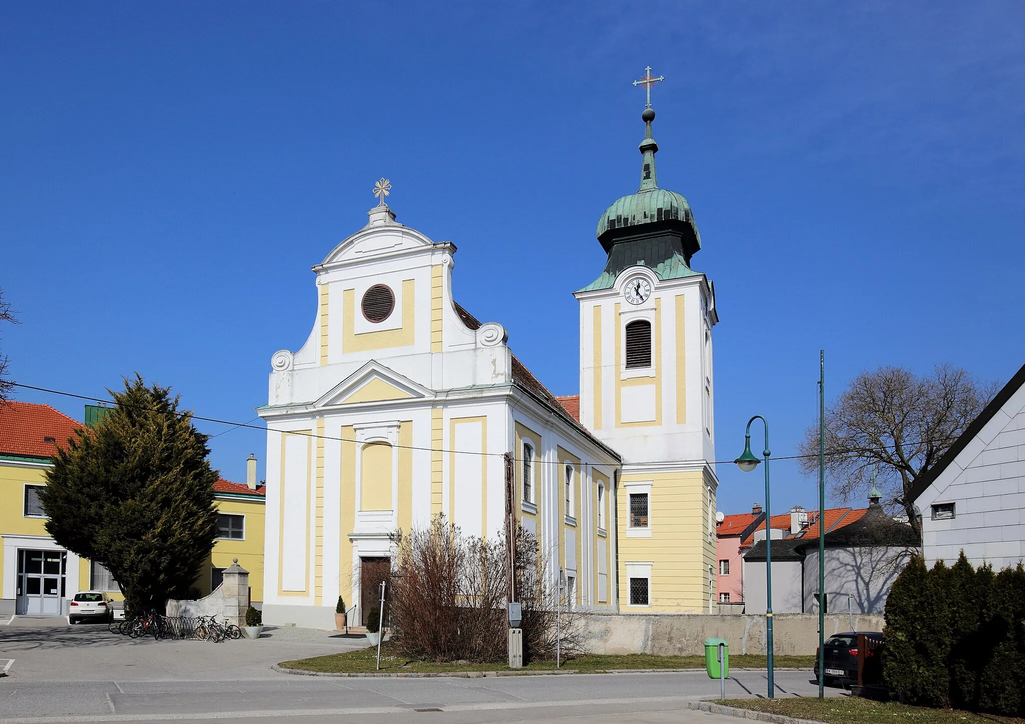 Photo showing: Südansicht der katholischen Pfarrkirche hl. Markus in der niederösterreichischen Marktgemeinde Leopoldsdorf im Marchfelde. Der barocke Sakralbau wurde von 1771 bis 1774 errichtet, wobei vermutlich der Turm des Vorgängerbaues bis zum Glockengeschoß in den Neubau integriert wurde.