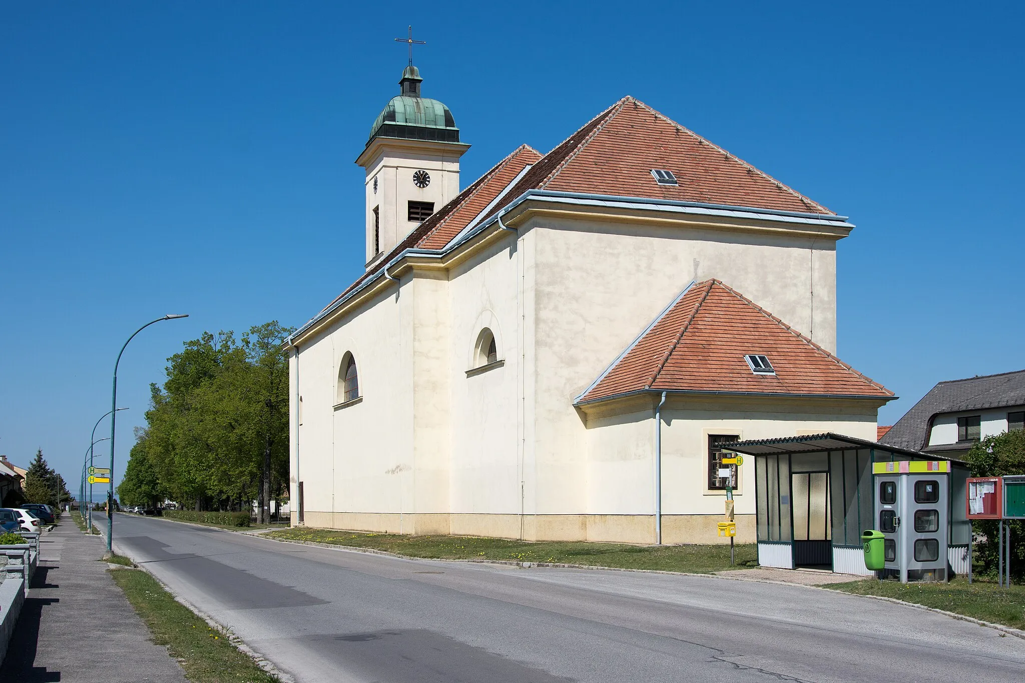 Photo showing: Westliche Ansicht der Kirche in Franzensdorf