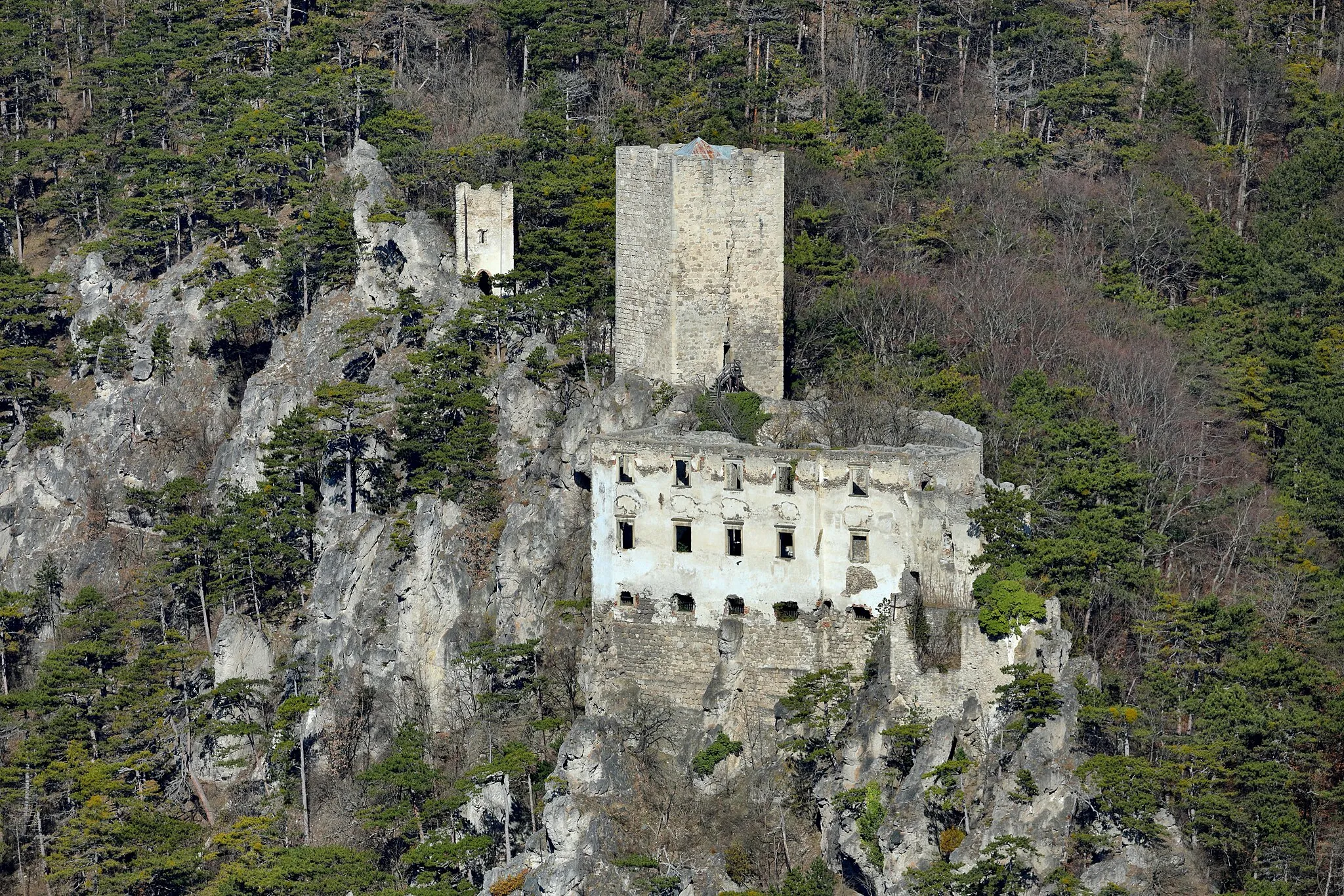 Photo showing: South view of the Rauhenstein castle ruins in Baden, Lower Austria.