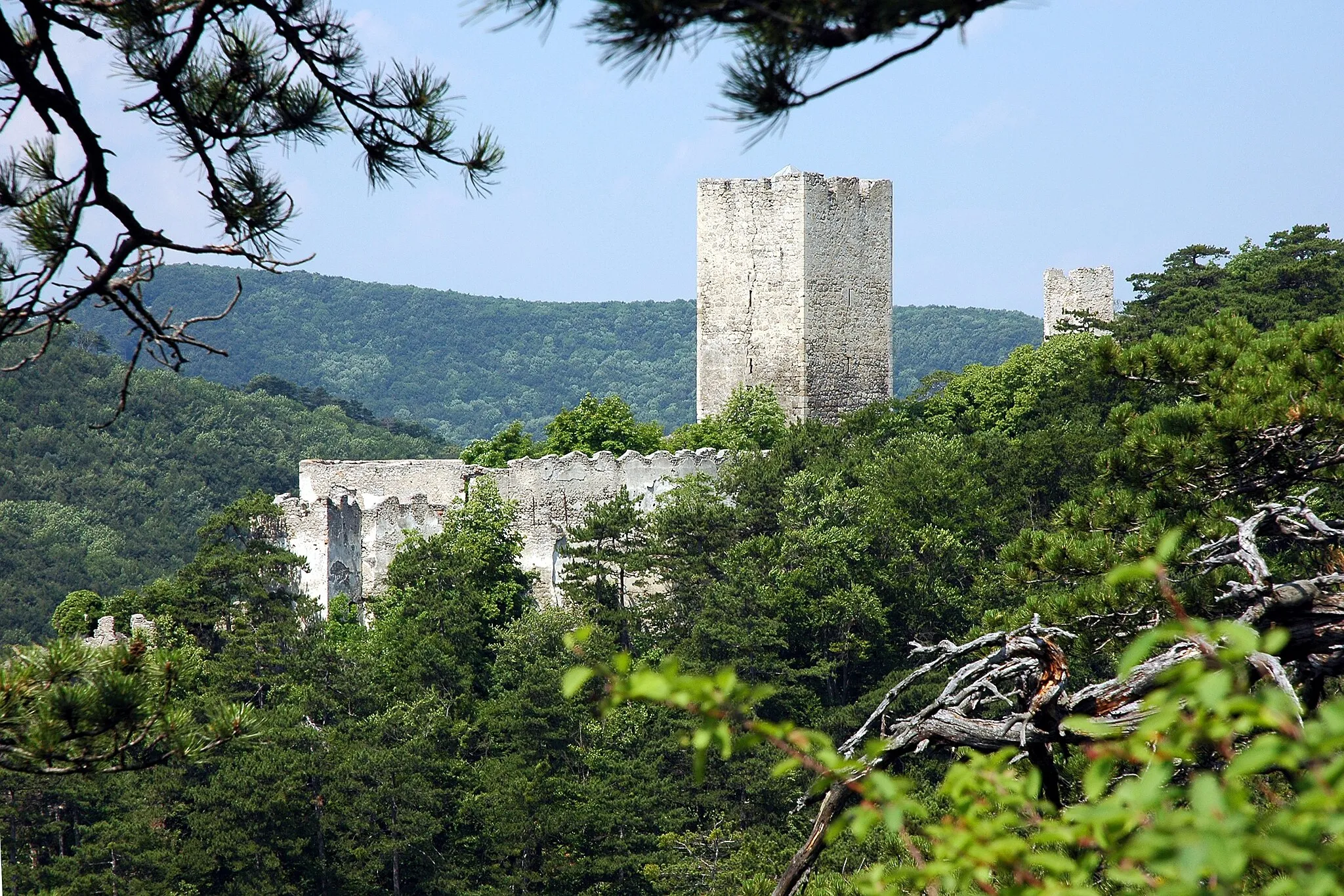 Photo showing: East side of Rauhenstein Castle, Baden near Vienna