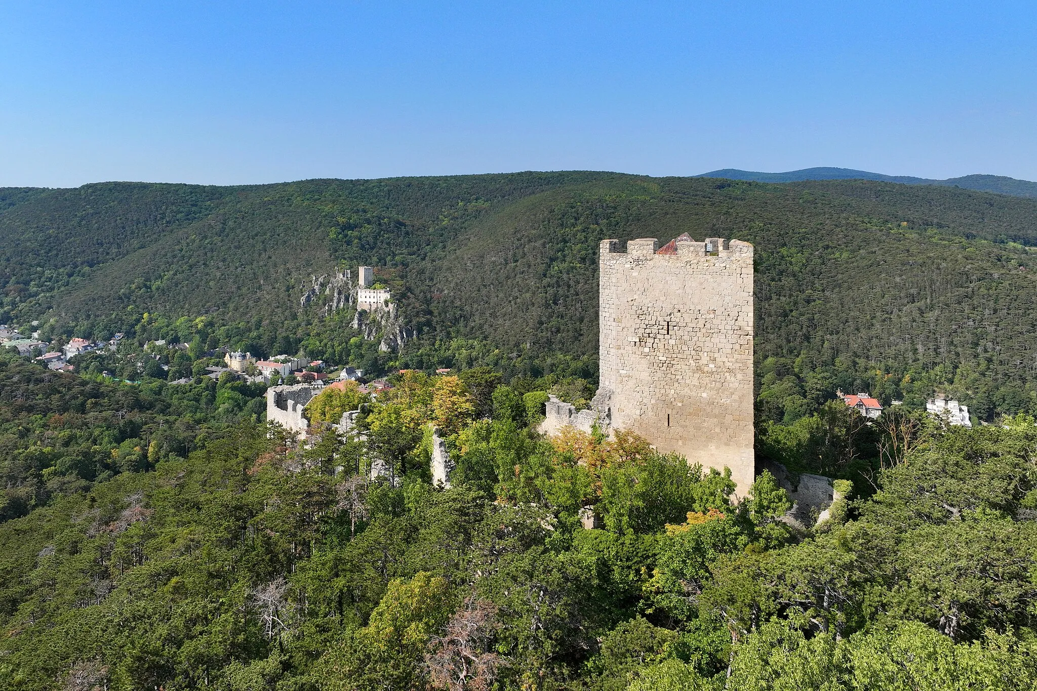 Photo showing: South view of the castle ruins of Rauheneck in Baden, Lower Austria.