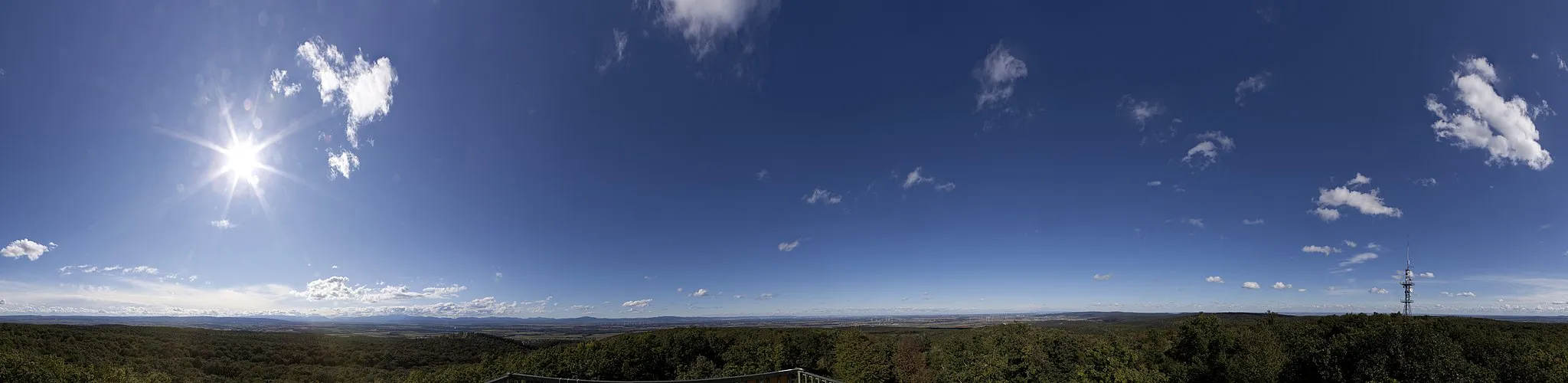 Photo showing: Ein 360° Panorama von der Aussichtswarte am Sonnenberg zu sehen sind Neusiedlersee, Neufeldersee, Hocheck, Hohe Wand, Schneeberg, Rax, Rosaliengebirge uvm.