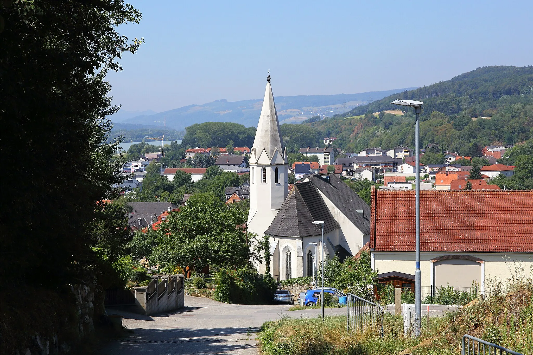 Photo showing: Die erhöht im Nordosten von Klein-Pöchlarn gelegene Pfarrkirche hl. Otmar ist eine spätgotische Hallenkirche mit Netzrippengewölbe.