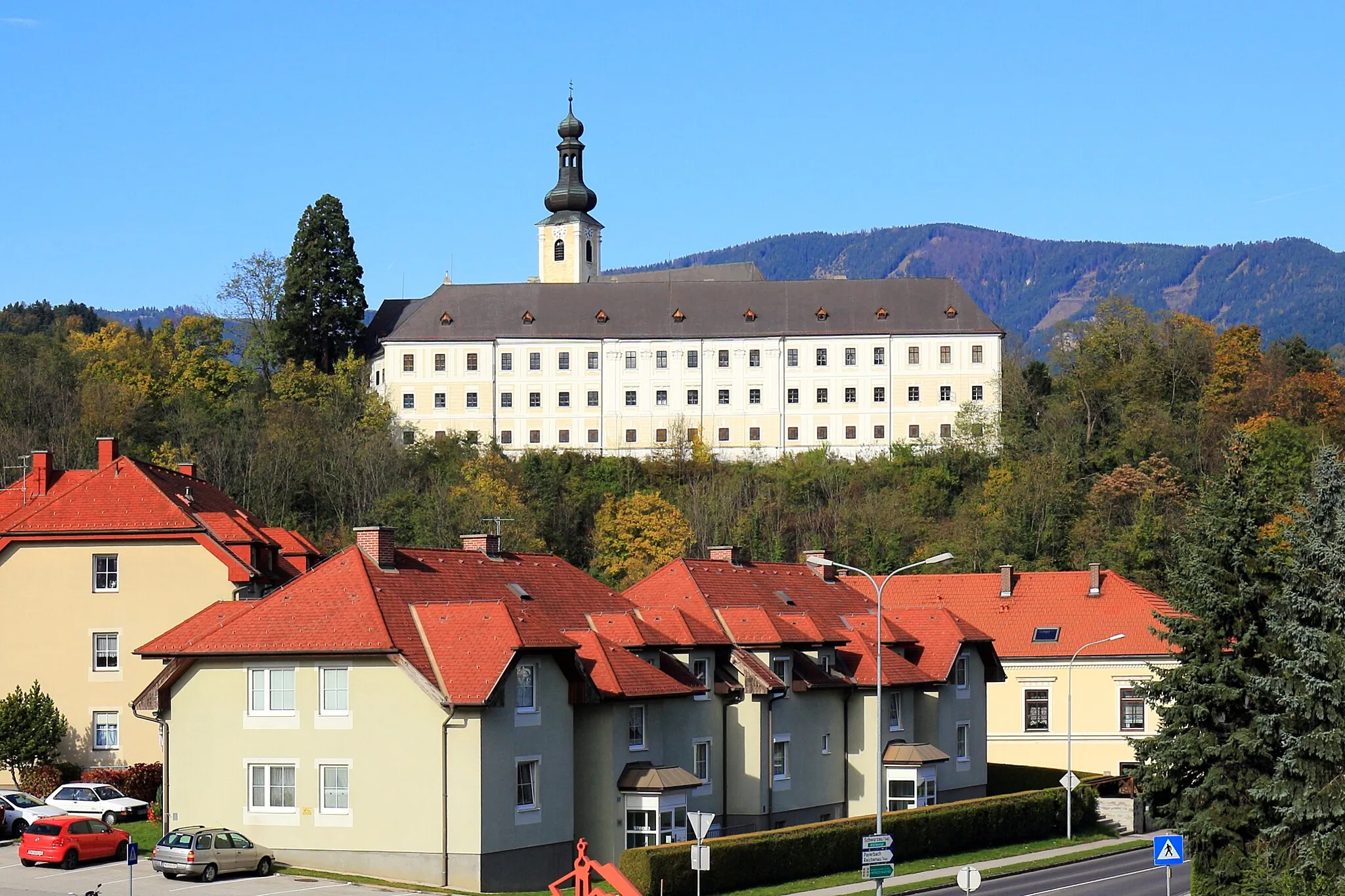 Photo showing: Southeast view of Gloggnitz Castle.