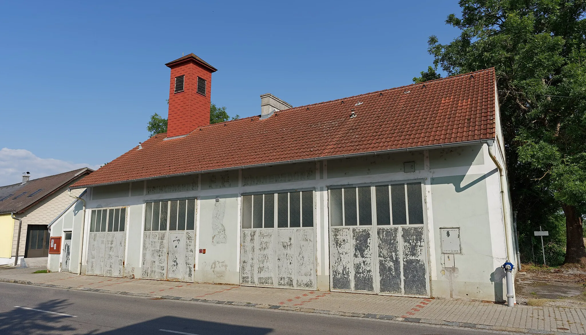 Photo showing: Former station of the volunteer firefighters at Prinzendorf an der Zaya, municipality Hauskirchen, Lower Austria, Austria