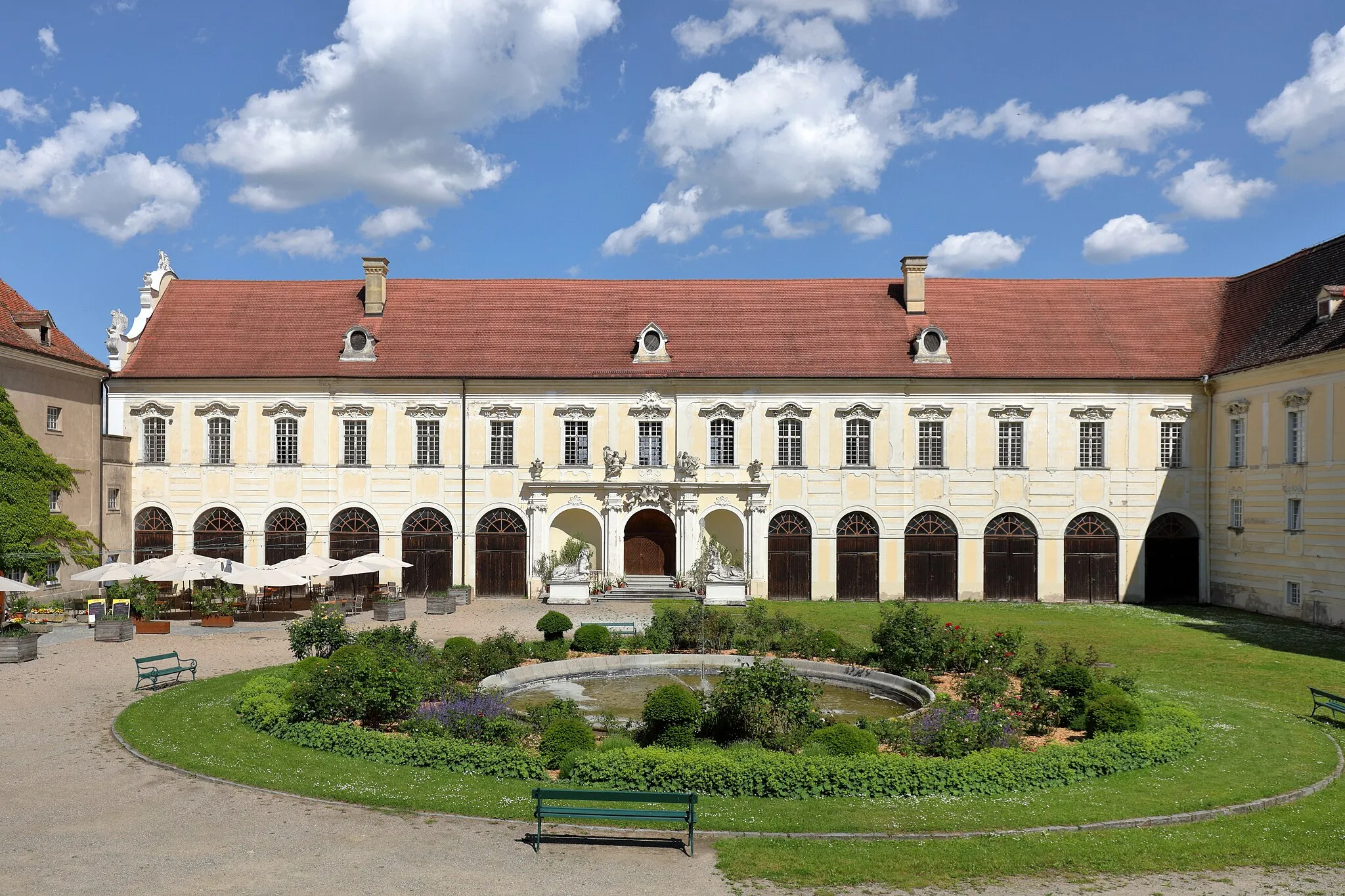 Photo showing: Großer Stiftshof mit dem sogenannten Marmortrakt des Benediktinerklosters in der niederösterreichischen Gemeinde Altenburg.