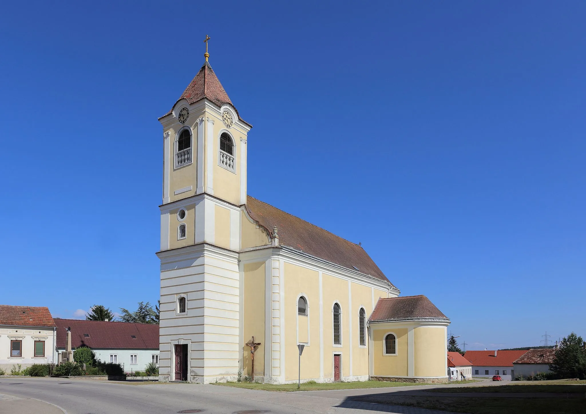 Photo showing: Katholische Pfarrkirche hl. Kreuz in Grafenberg, ein Ortsteil der niederösterreichischen Gemeinde Straning-Grafenberg. Dieses klassizistische Bauwerk wurde 1801 errichtet.