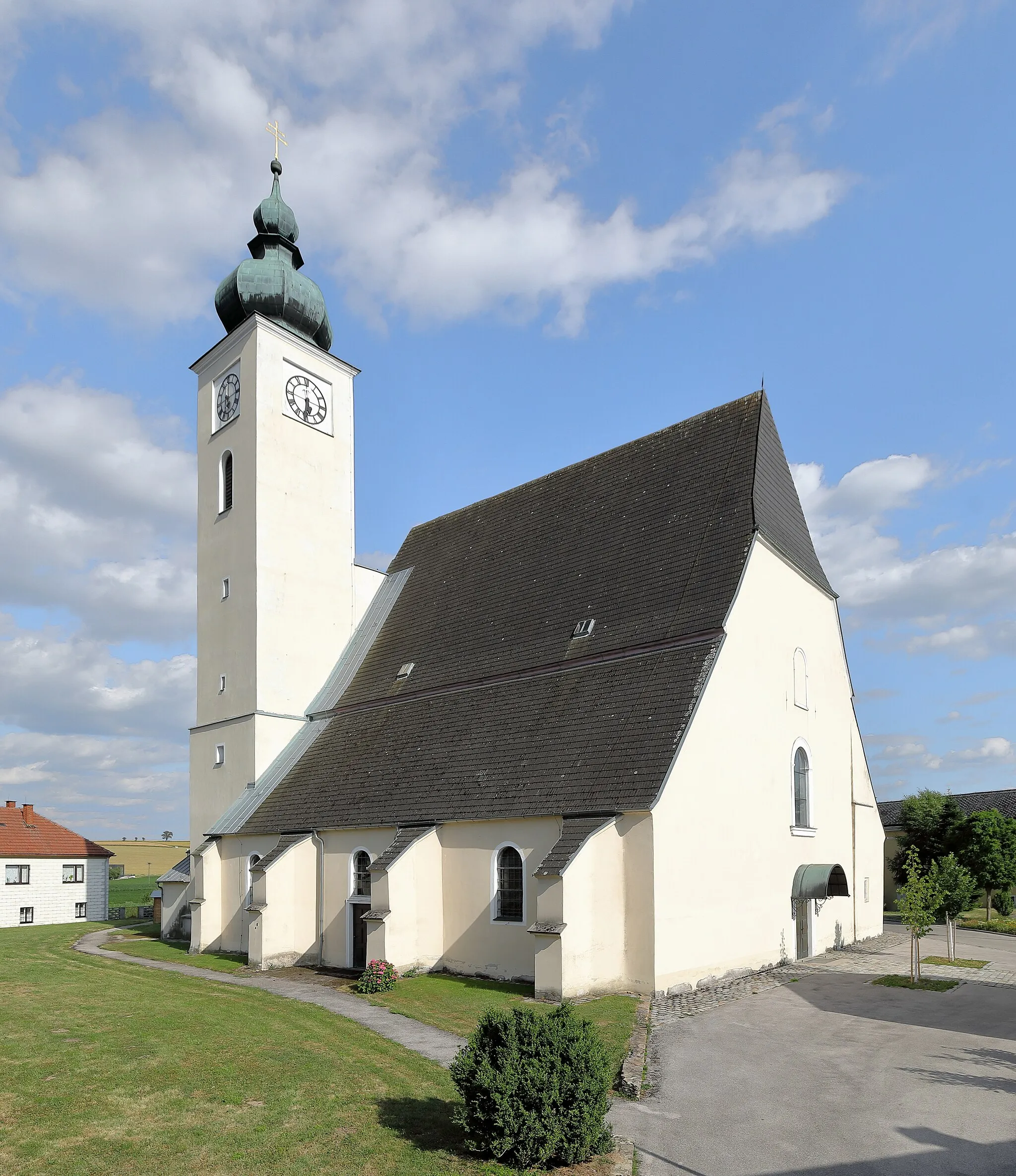 Photo showing: Nordwestansicht der röm.-kath. Pfarrkirche hl. Nikolaus in der niederösterreichischen Marktgemeinde Ruprechtshofen. Eine spätgotische Staffelkirche mit einem Chor aus dem Ende des 13. Jahrhunderts. Der Turm ist ebenfalls spätgotisch, wurde 1653 erhöht und erhielt 1874 eine neobarocke Zwiebelhaube.