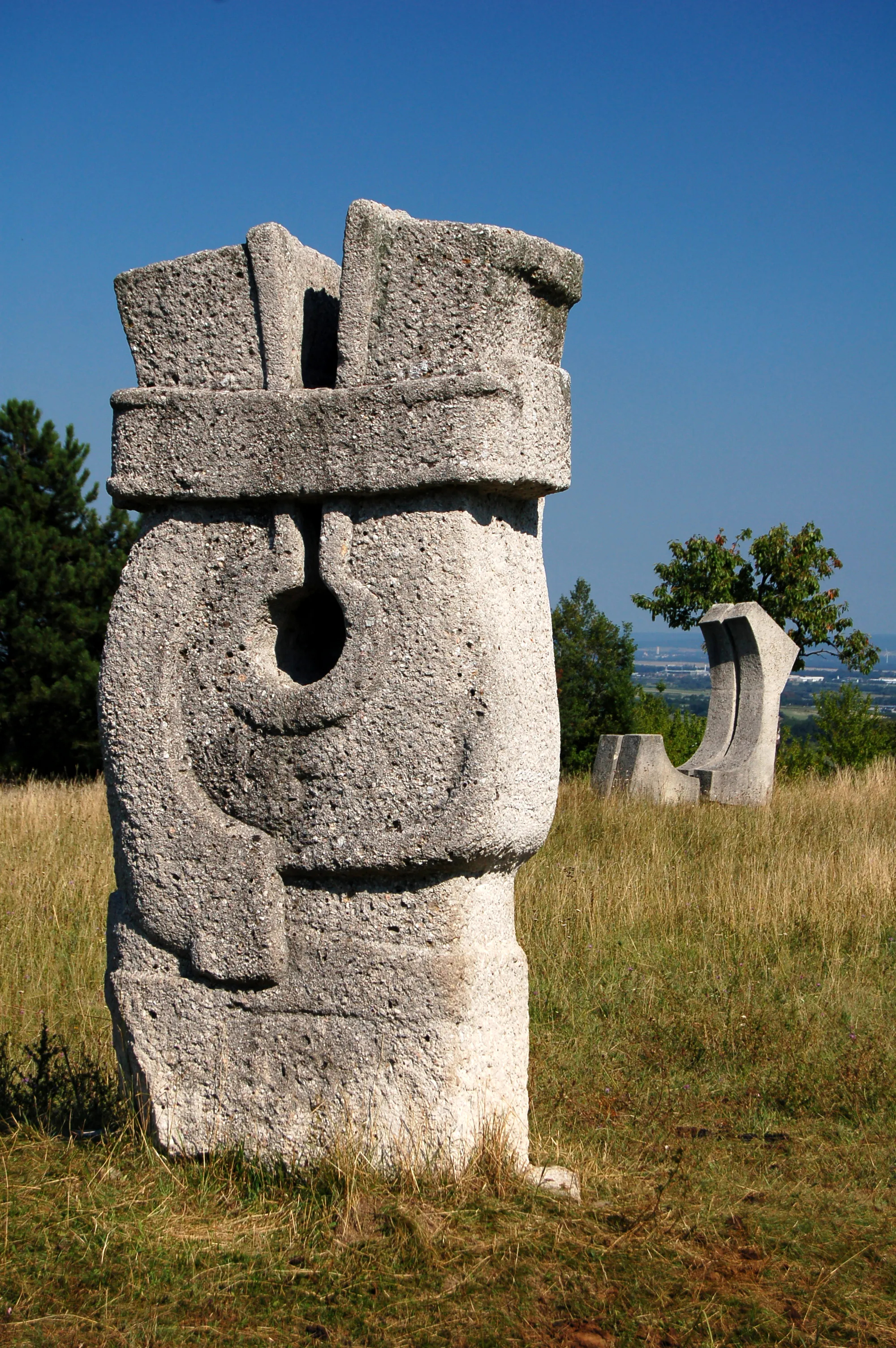 Photo showing: Symposion Lindabrunn, sculpture by Takera Narita, Japan 1968; in the background Fumihiko Takashima, Japan 1972