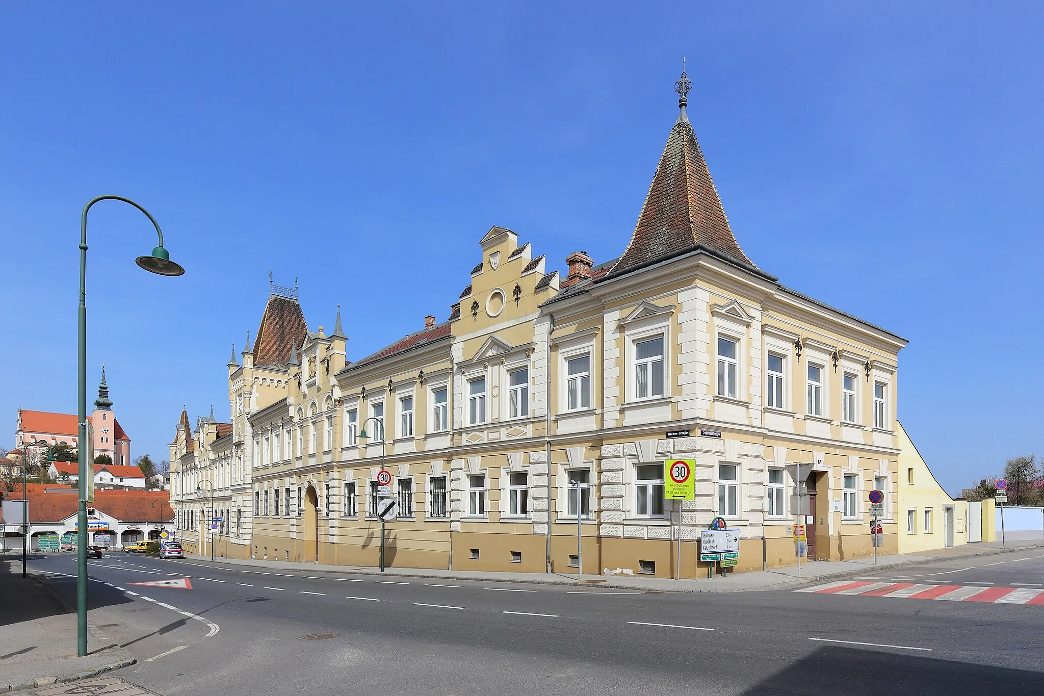 Photo showing: Ehemaliges Gerichts- und Amtsgebäude in der niederösterreichischen Stadt Poysdorf. Das Gebäude wurde nach Plänen von Eugen Sehnal 1897 errichtet.