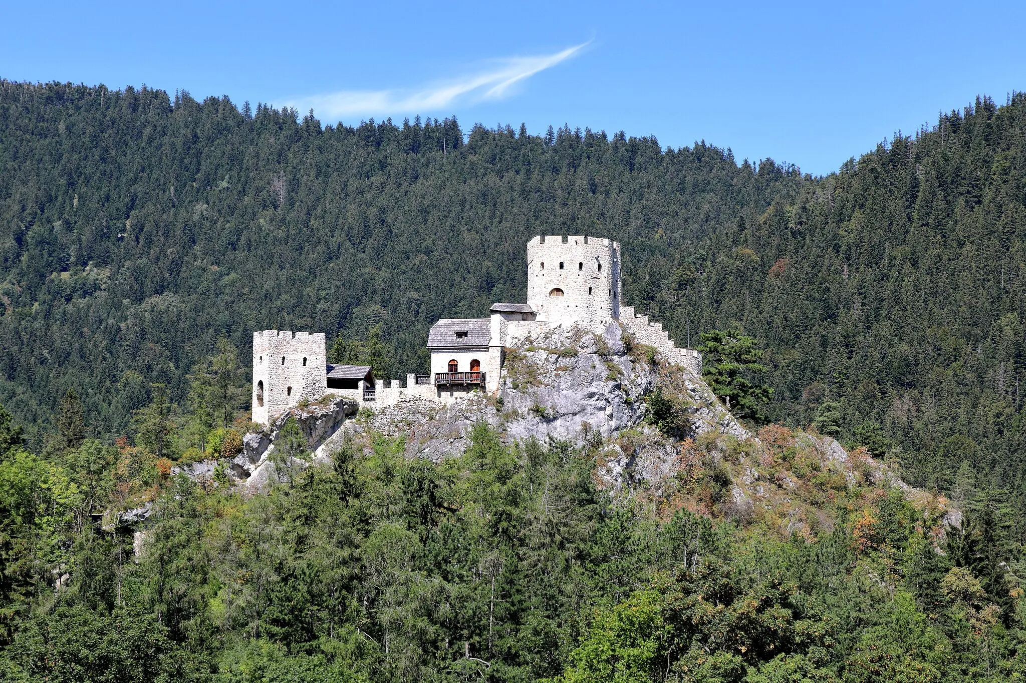 Photo showing: Südostansicht der Burgruine in Losenheim, ein Ortsteil der niederösterreichischen Marktgemeinde Puchberg am Schneeberg. Die Burg wurde im 13. Jahrhundert auf einer kegelförmigen Felskuppe im Westen des Puchberger Talkessels errichtet. Ab der 2. Hälfte des 16. Jahrhunderts wurde die Burg dem Verfall preisgegeben und ab 1996 fand ein „freizügiger“ Wiederauf der nur mehr spärlich vorhandenen Ruine statt.