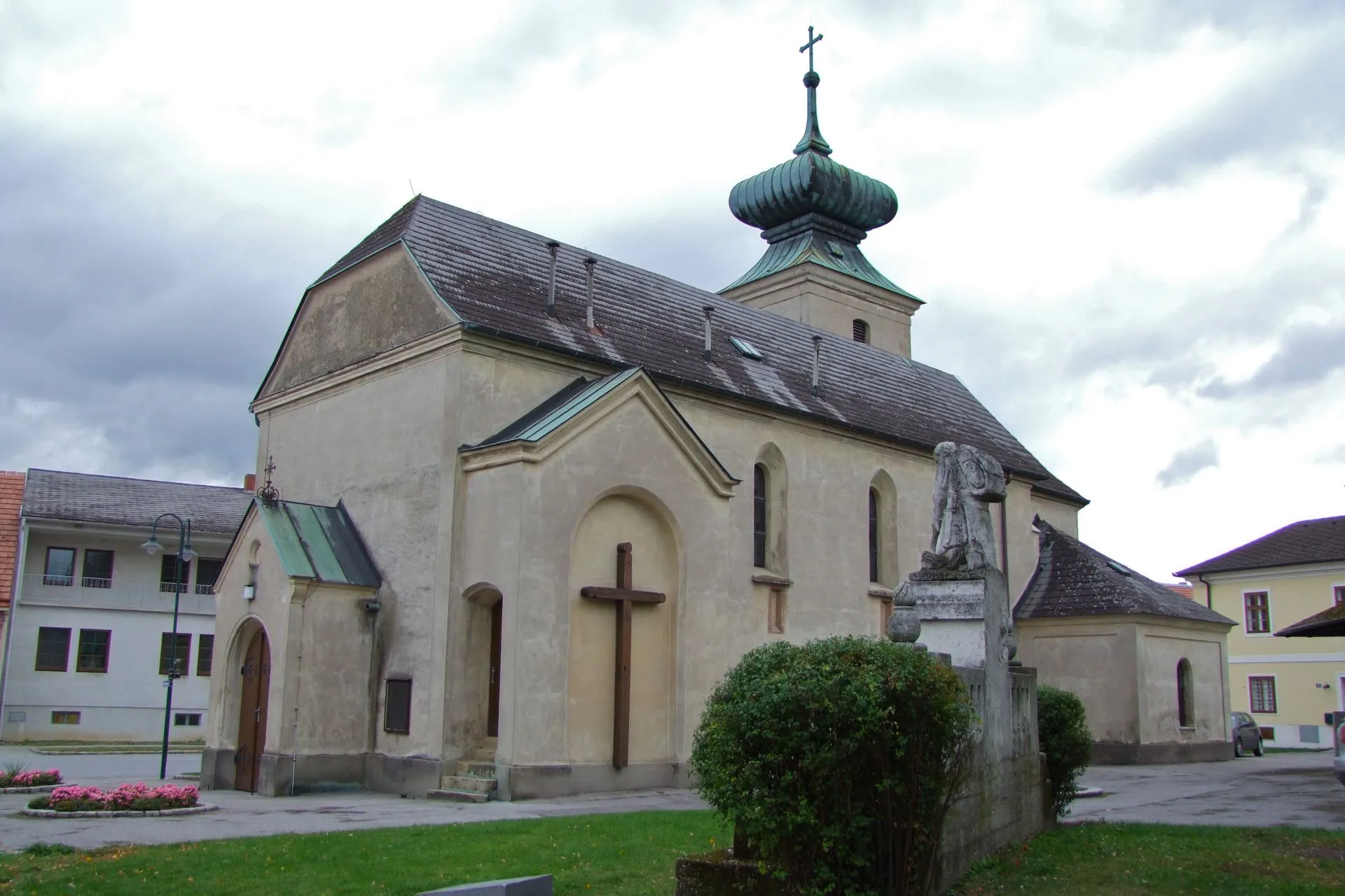 Photo showing: Kath. Pfarrkirche hl. Leopold und Kriegerdenkmal von hinten.